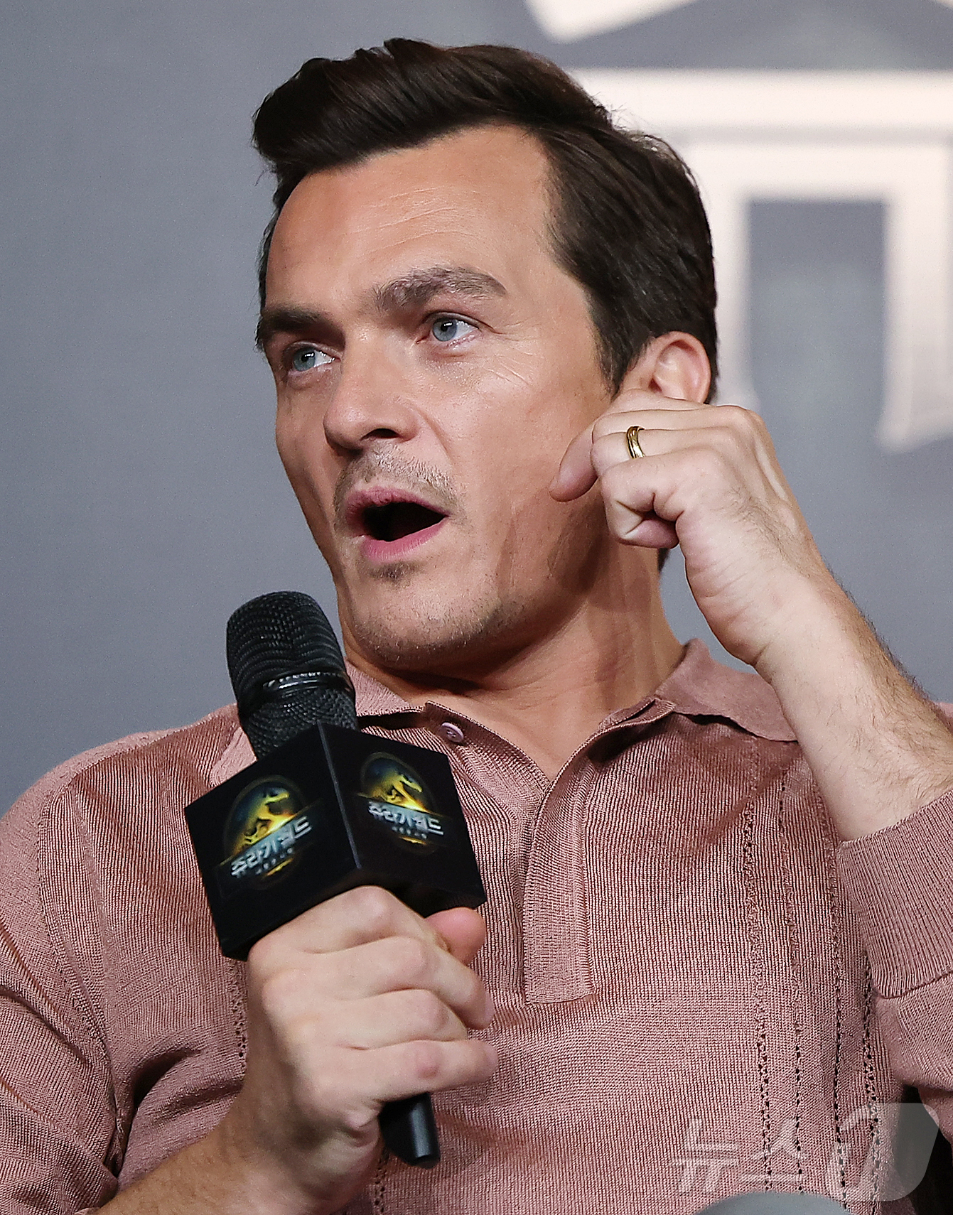 (서울=뉴스1) 김진환 기자 = 할리우드 배우 루퍼트 프렌드가 1일 오후 서울 종로구 포시즌스 호텔 서울에서 열린 영화 '쥬라기 월드 : 새로운 시작’ 내한 기자회견에 참석해 취재 …