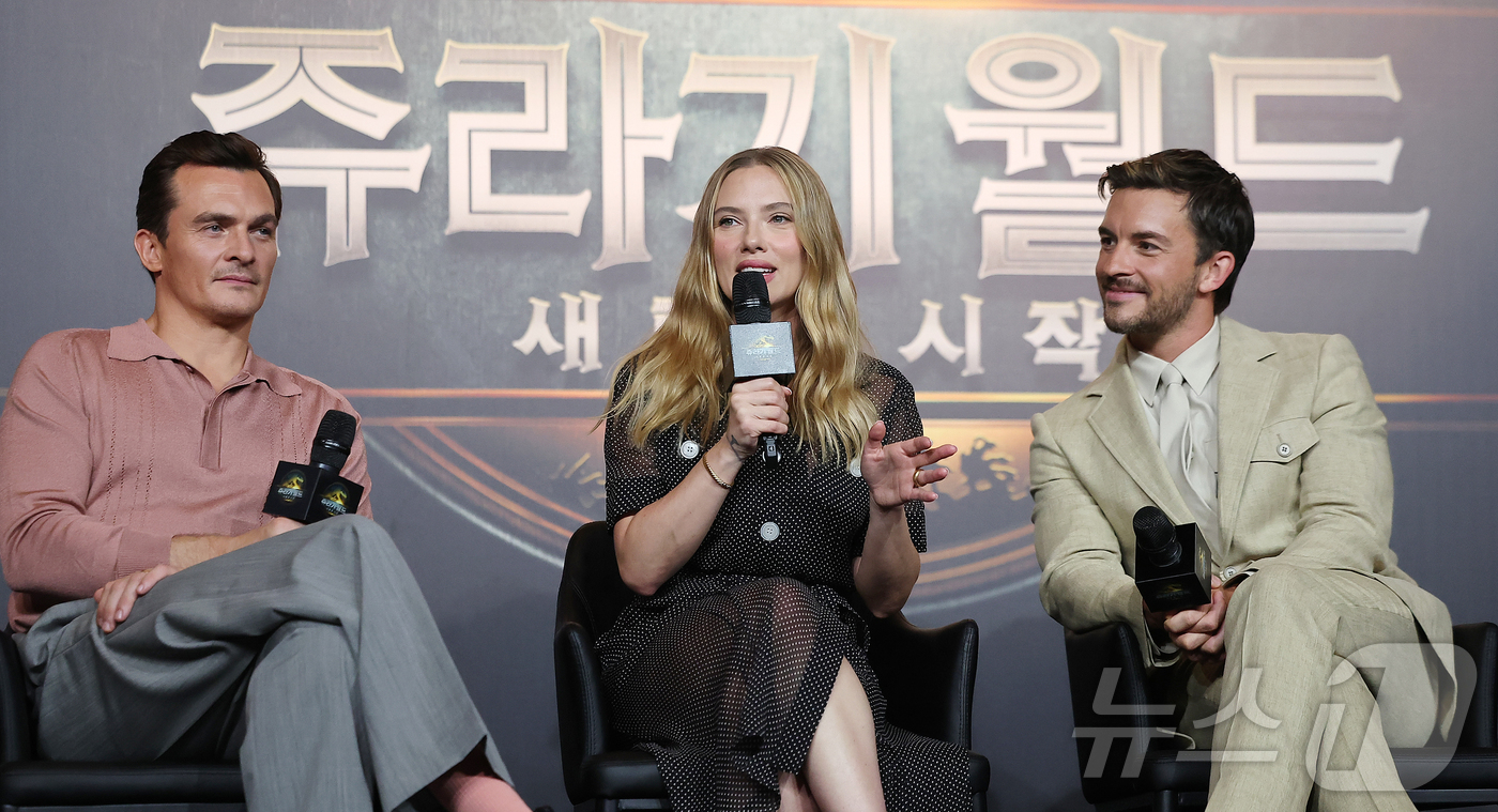 (서울=뉴스1) 김진환 기자 = 할리우드 배우 스칼렛 요한슨(가운데)이 1일 오후 서울 종로구 포시즌스 호텔 서울에서 열린 영화 '쥬라기 월드 : 새로운 시작’ 내한 기자회견에 참 …
