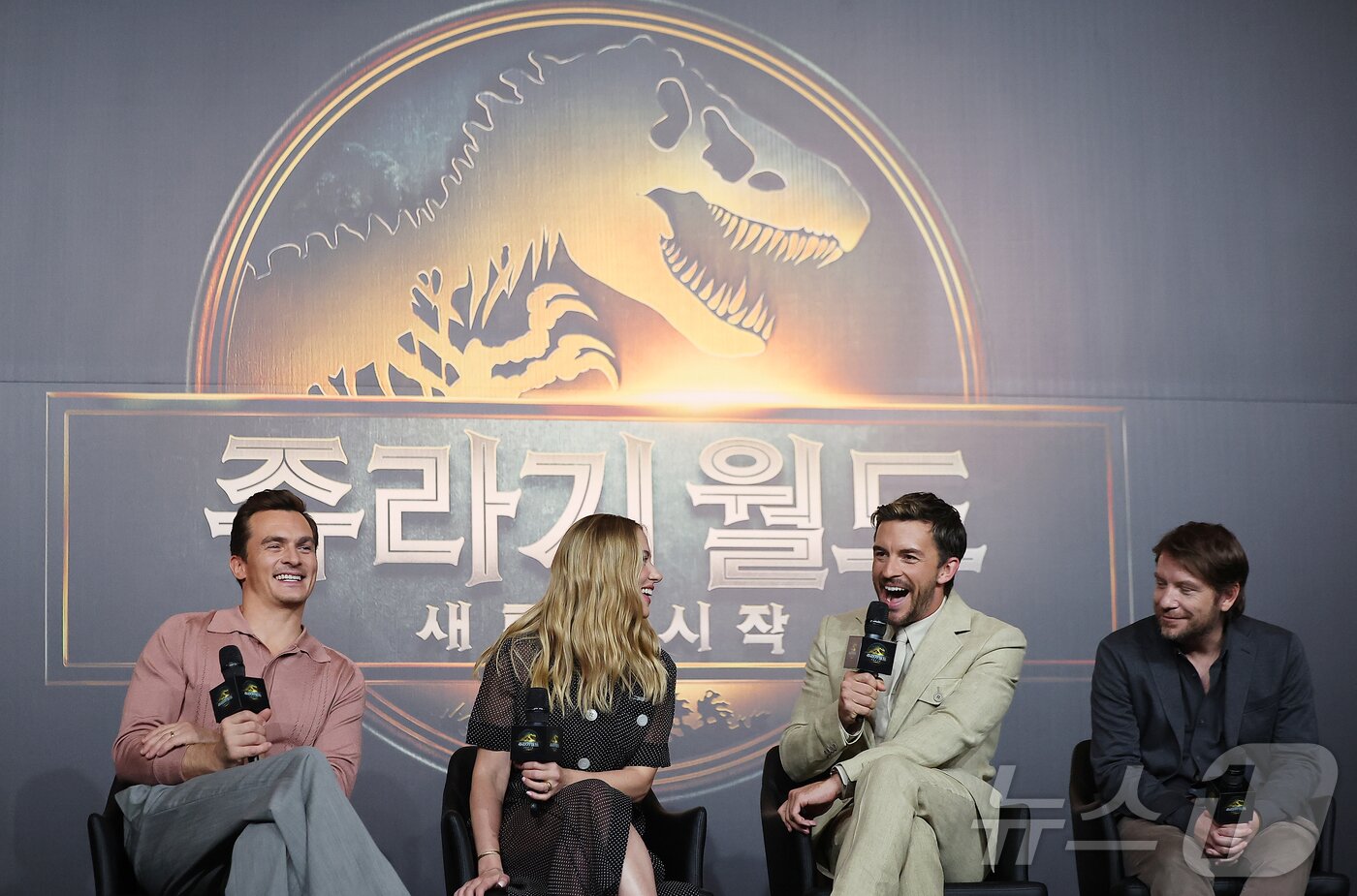 본문 이미지 - 할리우드 배우 루퍼트 프렌드(왼쪽부터), 스칼렛 요한슨, 조나단 베일리, 가렛 에드워즈 감독이 1일 오후 서울 종로구 포시즌스 호텔 서울에서 열린 영화 '쥬라기 월드 : 새로운 시작’ 내한 기자회견에 참석하고 있다. '쥬라기 월드 : 새로운 시작'은 인간과 공룡이 공존하는 세상에서 공룡의 DNA를 활용한 신약 개발 과정을 다룬 이야기로, 2일 전 세계 동시 개봉한다. 2025.7.1/뉴스1 ⓒ News1 김진환 기자