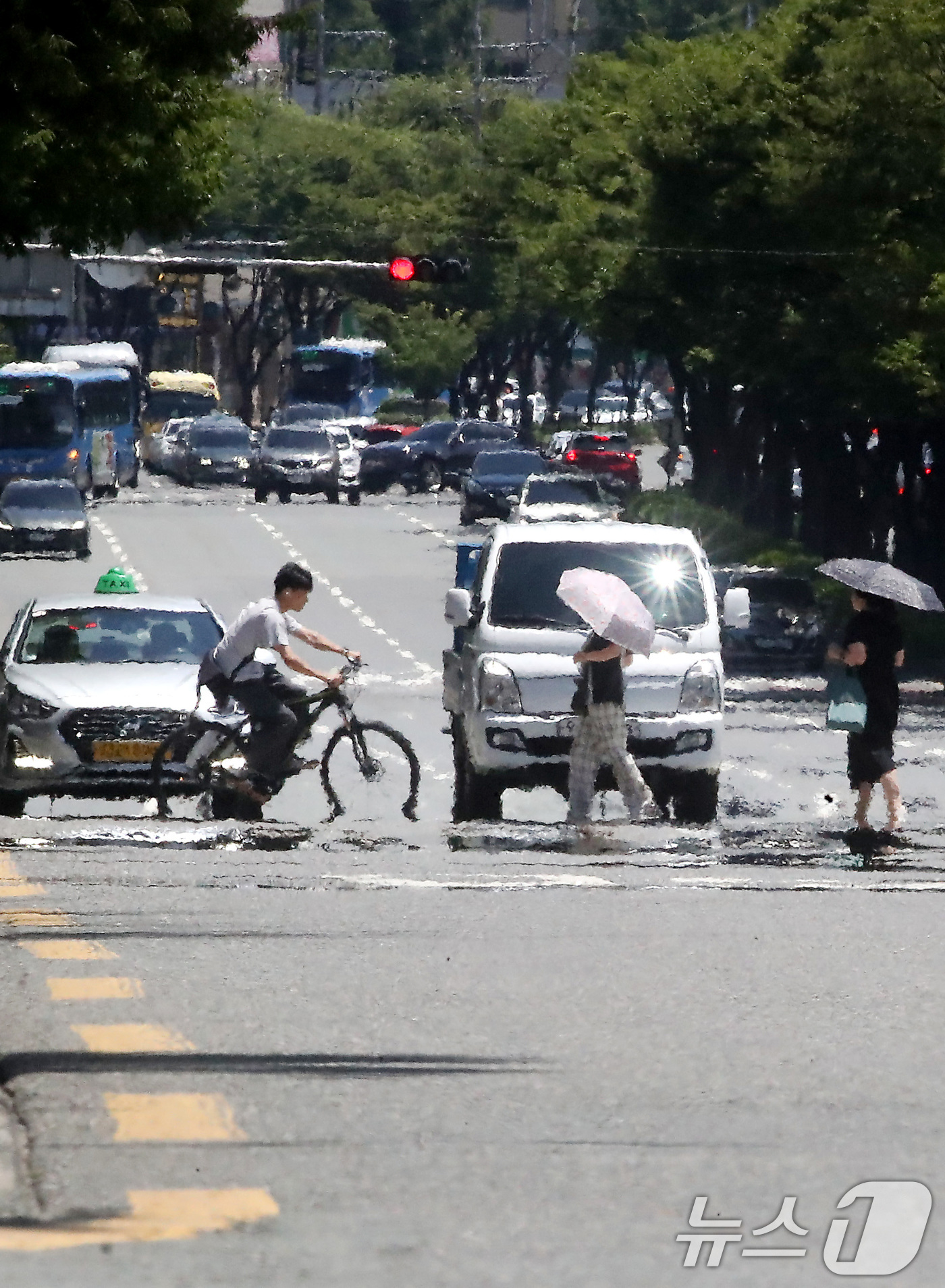 (대구=뉴스1) 공정식 기자 = 폭염의 기세가 밤낮없이 계속되는 1일 오후 대구 수성구 달구벌대로 위로 뜨거운 지열이 만든 아지랑이가 피어오르고 있다. 2025.7.1/뉴스1