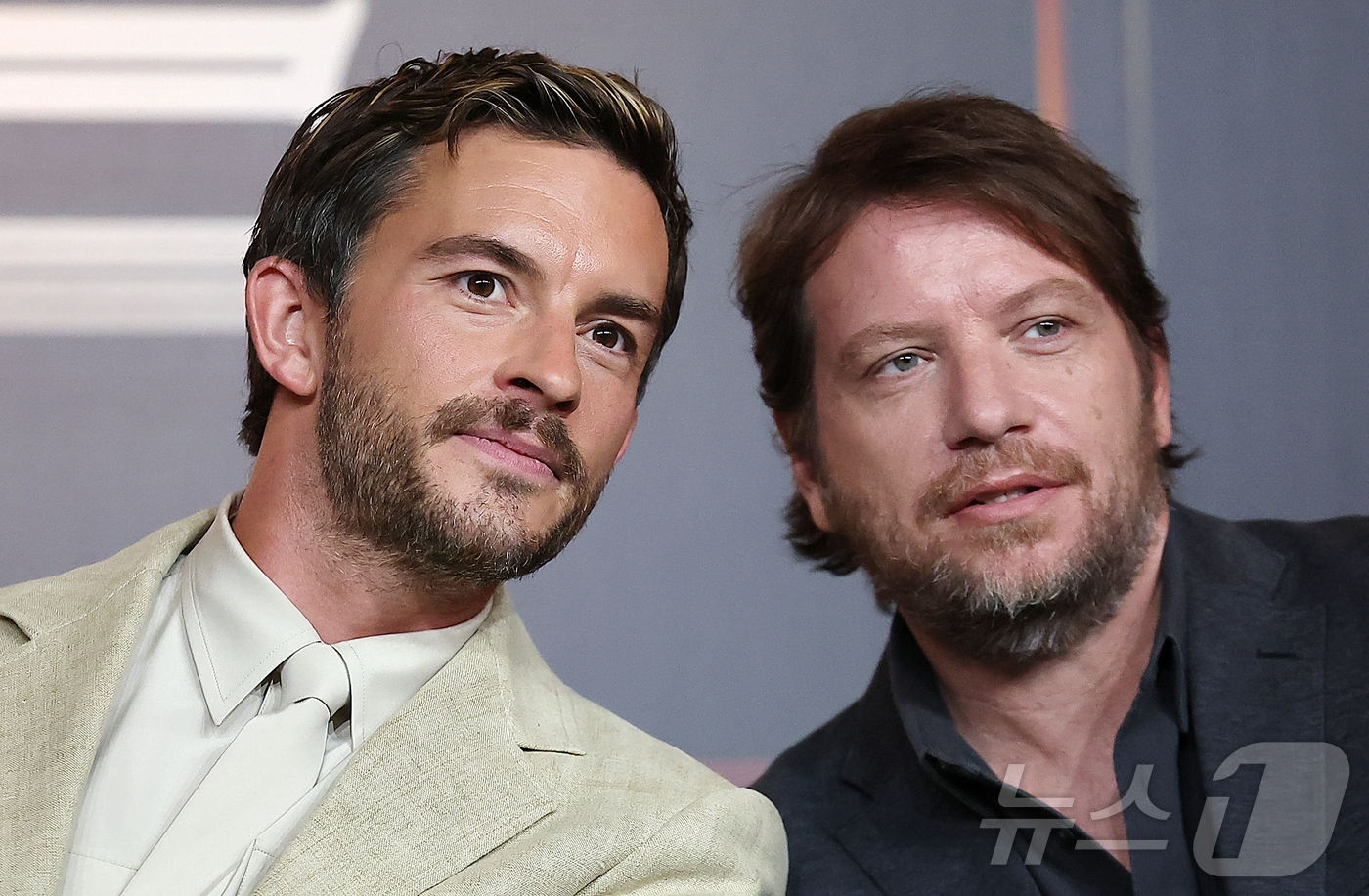 (서울=뉴스1) 김진환 기자 = 할리우드 배우 조나단 베일리와 가렛 에드워즈 감독(오른쪽)이 1일 오후 서울 종로구 포시즌스 호텔 서울에서 열린 영화 '쥬라기 월드 : 새로운 시작 …