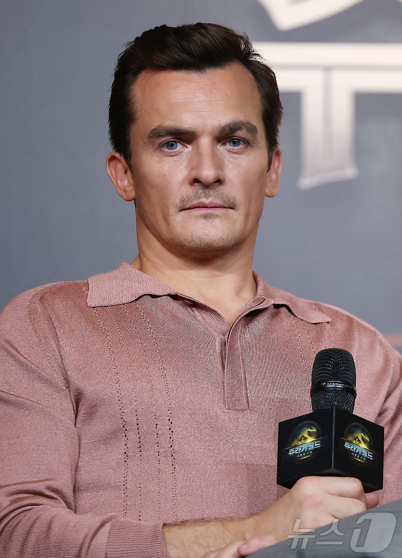 (서울=뉴스1) 김진환 기자 = 할리우드 배우 루퍼트 프렌드가 1일 오후 서울 종로구 포시즌스 호텔 서울에서 열린 영화 '쥬라기 월드 : 새로운 시작’ 내한 기자회견에 참석해 취재 …