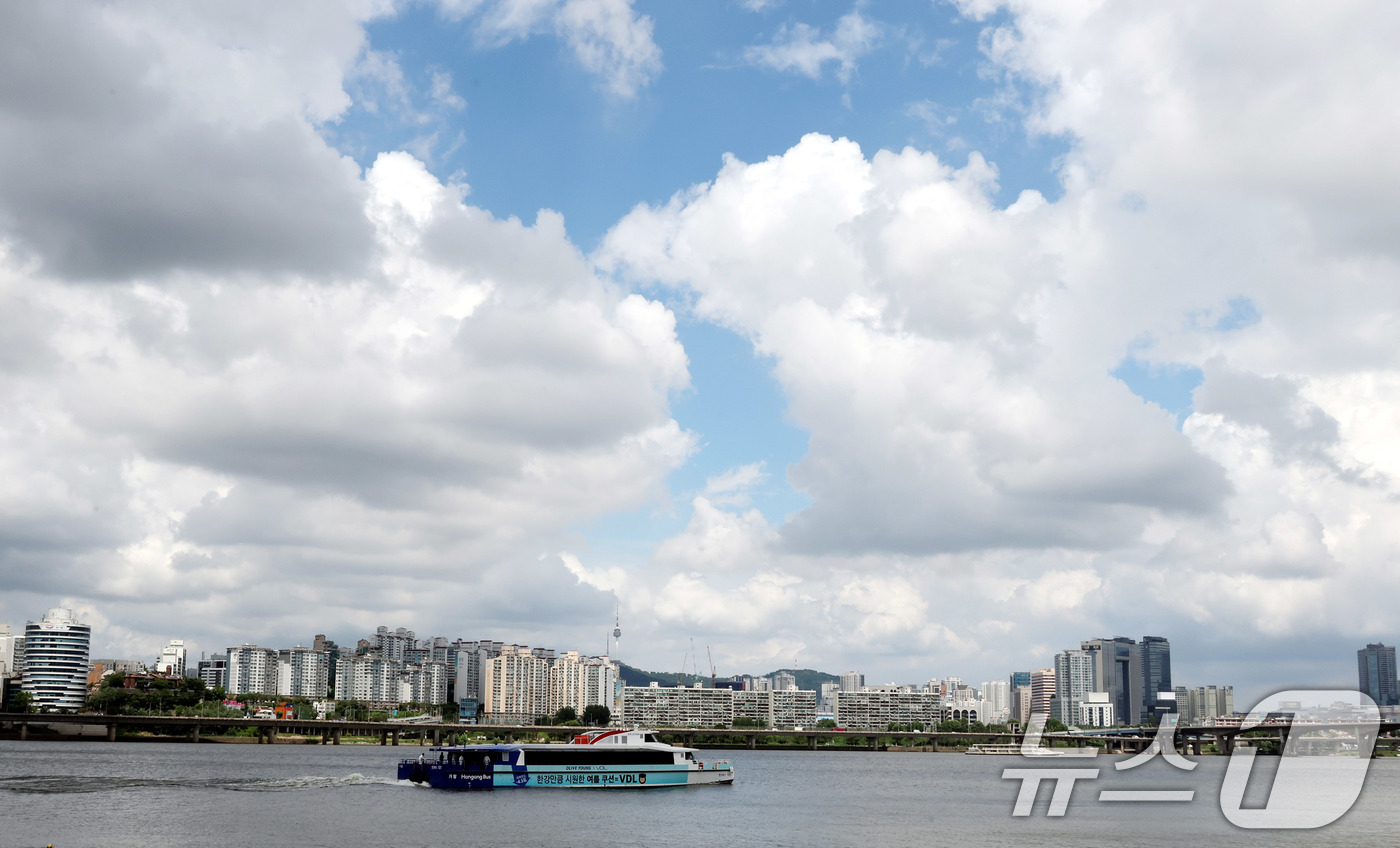 (서울=뉴스1) 박지혜 기자 = 시민들을 태운 한강버스가 1일 여의도 선착장을 출발해 뚝섬 선착장으로 향하고 있다.서울시는 두 달 간 체험 운항을 거쳐 오는 9월 중 정식 취항한다 …