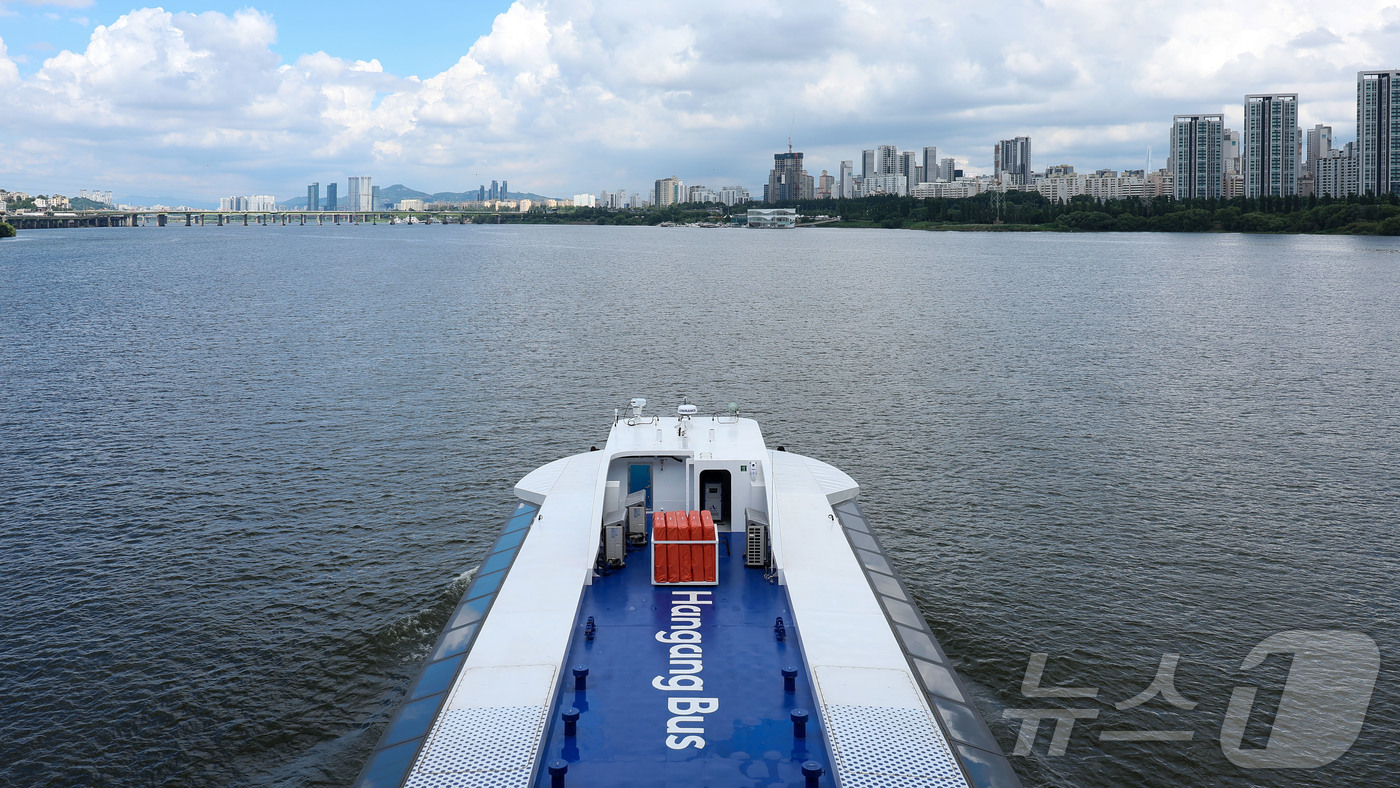 (서울=뉴스1)  박지혜 기자 = 시민들을 태운 한강버스가 1일 여의도 선착장을 출발해 뚝섬 선착장으로 향하고 있다.서울시는 두 달 간 체험 운항을 거쳐 오는 9월 중 정식 취항한 …