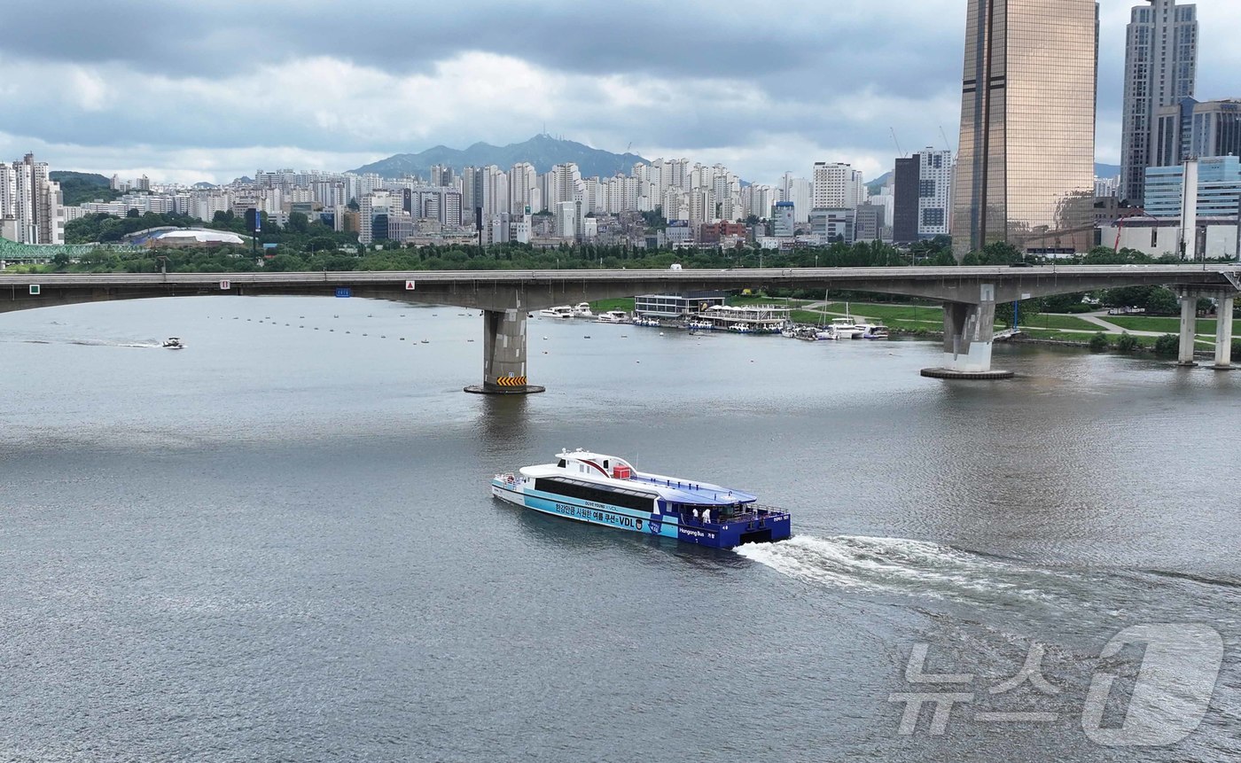 (서울=뉴스1) 박지혜 기자 = 1일 시민 체험 시범 운항을 시작한 서울 한강버스가 서울 여의도 선착장을 출발해 한강을 지나가고 있다.시민 체험 탑승은 매주 화·목·토요일에 운항한 …