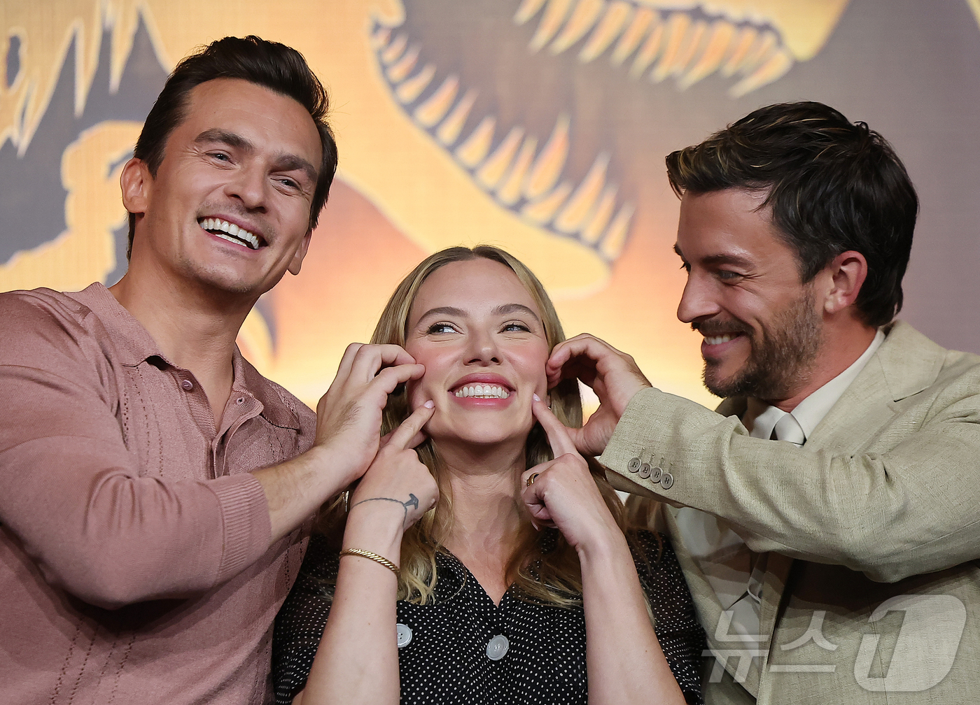 (서울=뉴스1) 김진환 기자 = 할리우드 배우 루퍼트 프렌드(왼쪽부터), 스칼렛 요한슨, 조나단 베일리가 1일 오후 서울 종로구 포시즌스 호텔 서울에서 열린 영화 '쥬라기 월드 : …