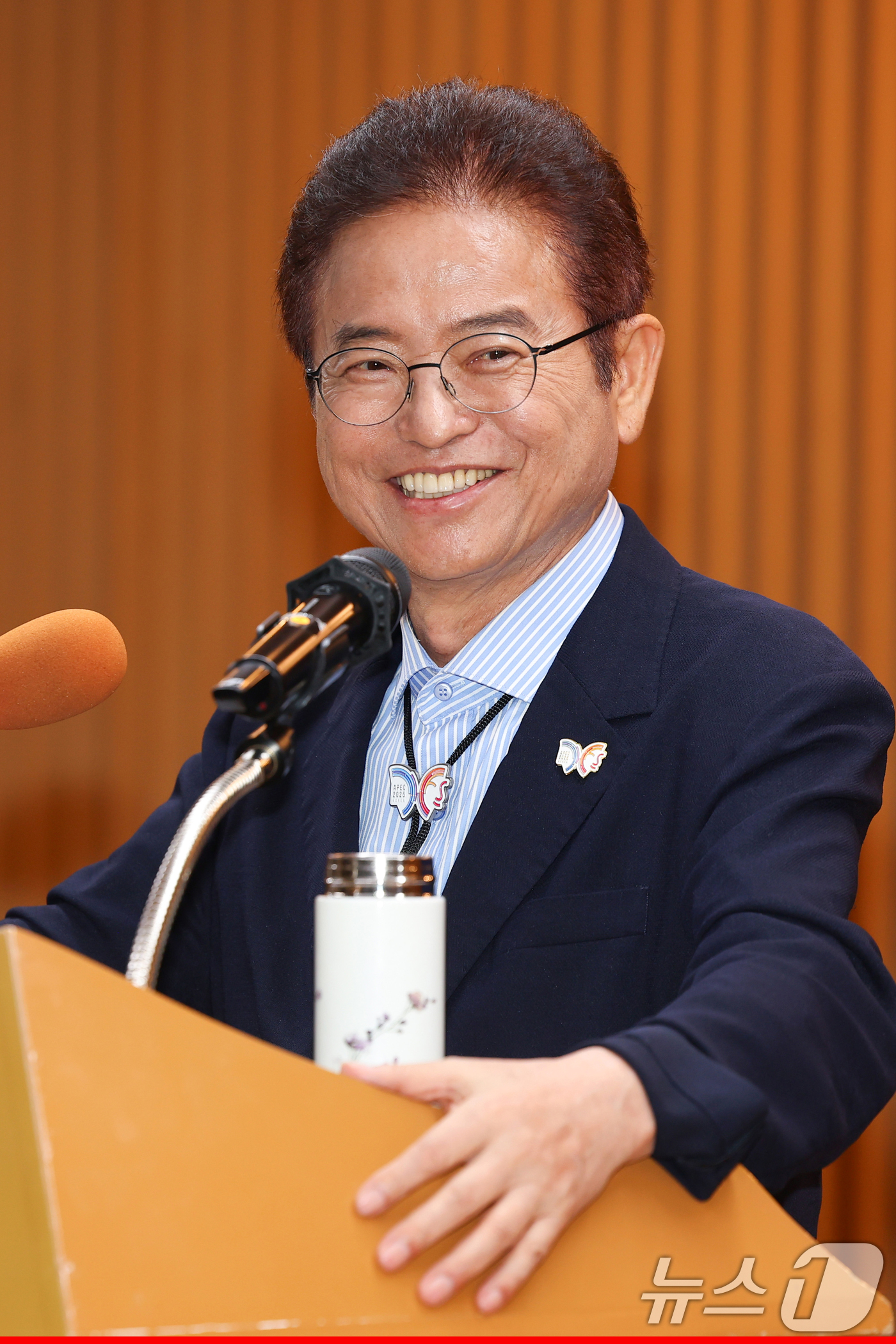 (안동=뉴스1) 김대벽 기자 = 이철우 경북지사가 1일 경북도청 다목적실에서 열린 기자회견에서 기자들과 미소로 인사를 나누고 있다.이 지사는 기자회견에서  "오는 10월 경주에서 …