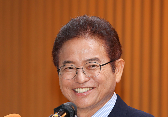 미소로 인사 나누는 이철우 지사