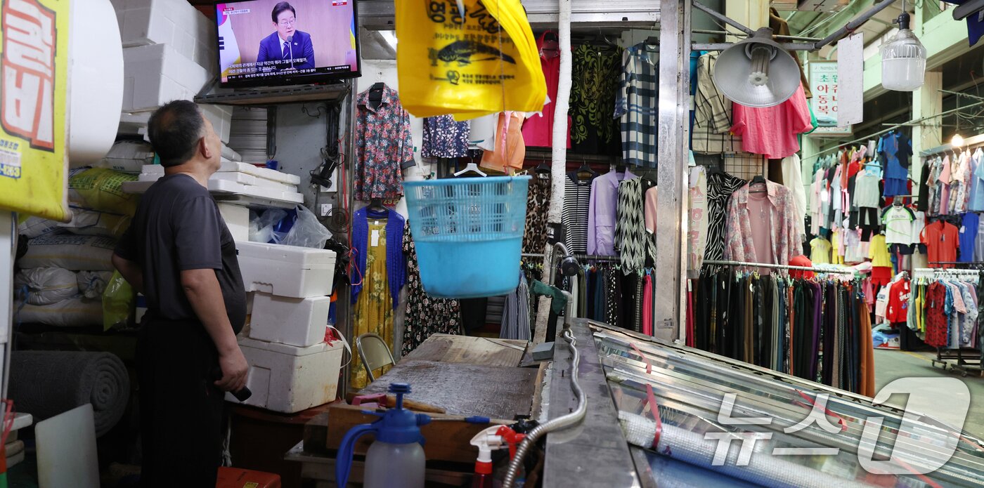 본문 이미지 - 1일 전북 전주 남부시장에서 한 상인이 이재명 대통령 관련 뉴스를 시청하고 있다. 이재명 대통령은 3일 취임 한달을 맞이한다. 2025.7.1/뉴스1 ⓒ News1 유경석 기자