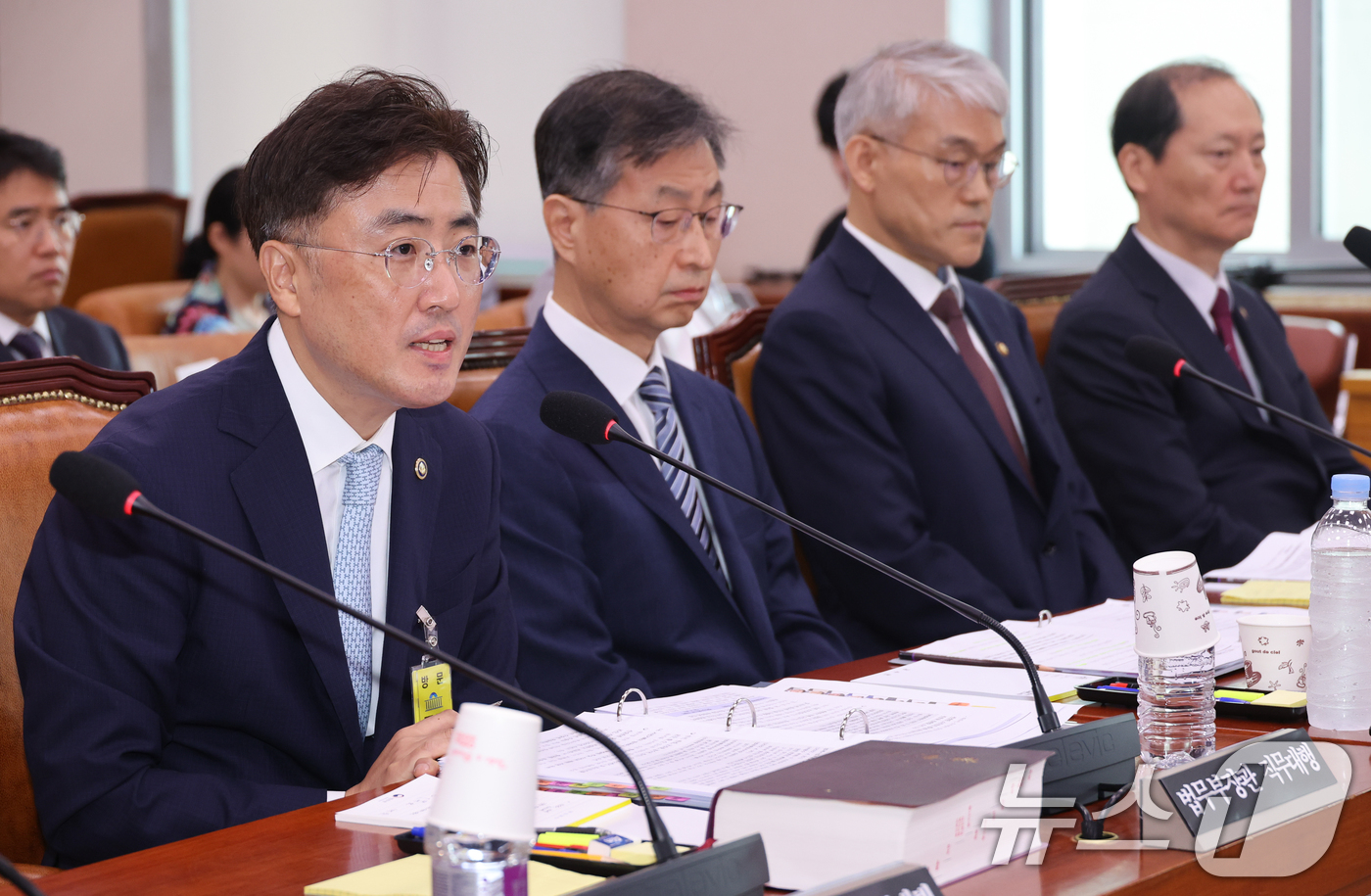 (서울=뉴스1) 안은나 기자 = 이진수 법무부 장관 직무대행(차관)이 1일 서울 여의도 국회에서 열린 제426회국회(임시회) 법제사법위원회 제1차 전체회의에 출석해 의원 질의에 답 …