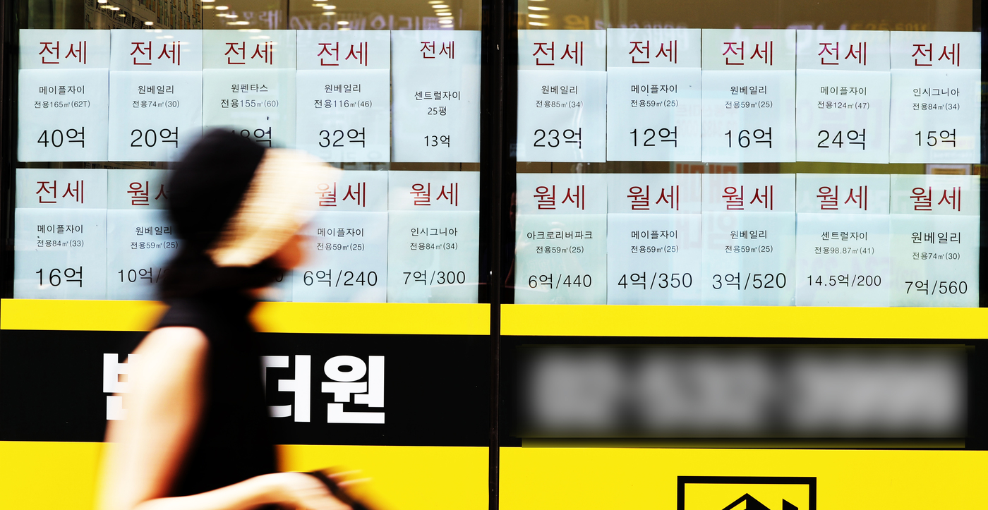 (서울=뉴스1) 황기선 기자 = 1일 서울 시내의 한 공인중개사무소에 전·월세 안내문이 붙여져 있다.이날 한국부동산원에 따르면 6월 23일 기준 서울 아파트 매매가격은 전주 대비 …