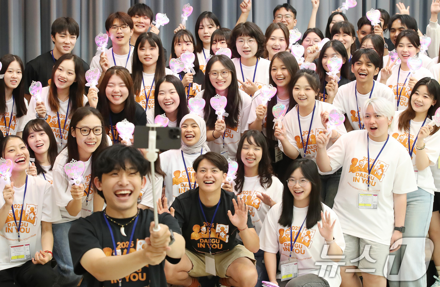 (대구=뉴스1) 공정식 기자 = 1일 오전 대구 북구 대구시청 산격청사에서 열린 '2025 대구국제대학생캠프 개막식'에 참석한 학생들이 기념촬영을 하고 있다.대학생들의 국제교류 증 …
