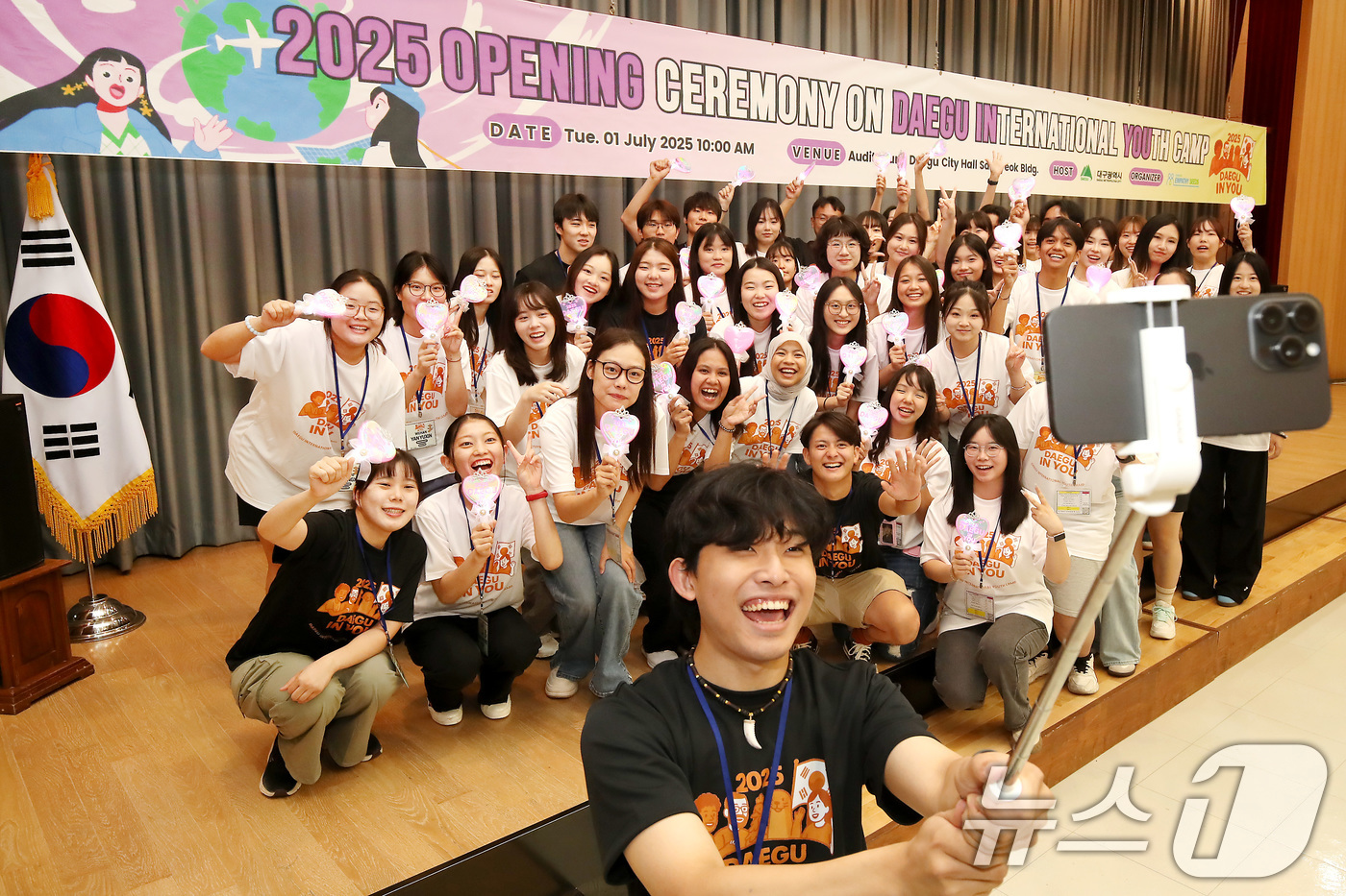(대구=뉴스1) 공정식 기자 = 1일 오전 대구 북구 대구시청 산격청사에서 열린 '2025 대구국제대학생캠프 개막식'에 참석한 학생들이 기념촬영을 하고 있다.대학생들의 국제교류 증 …