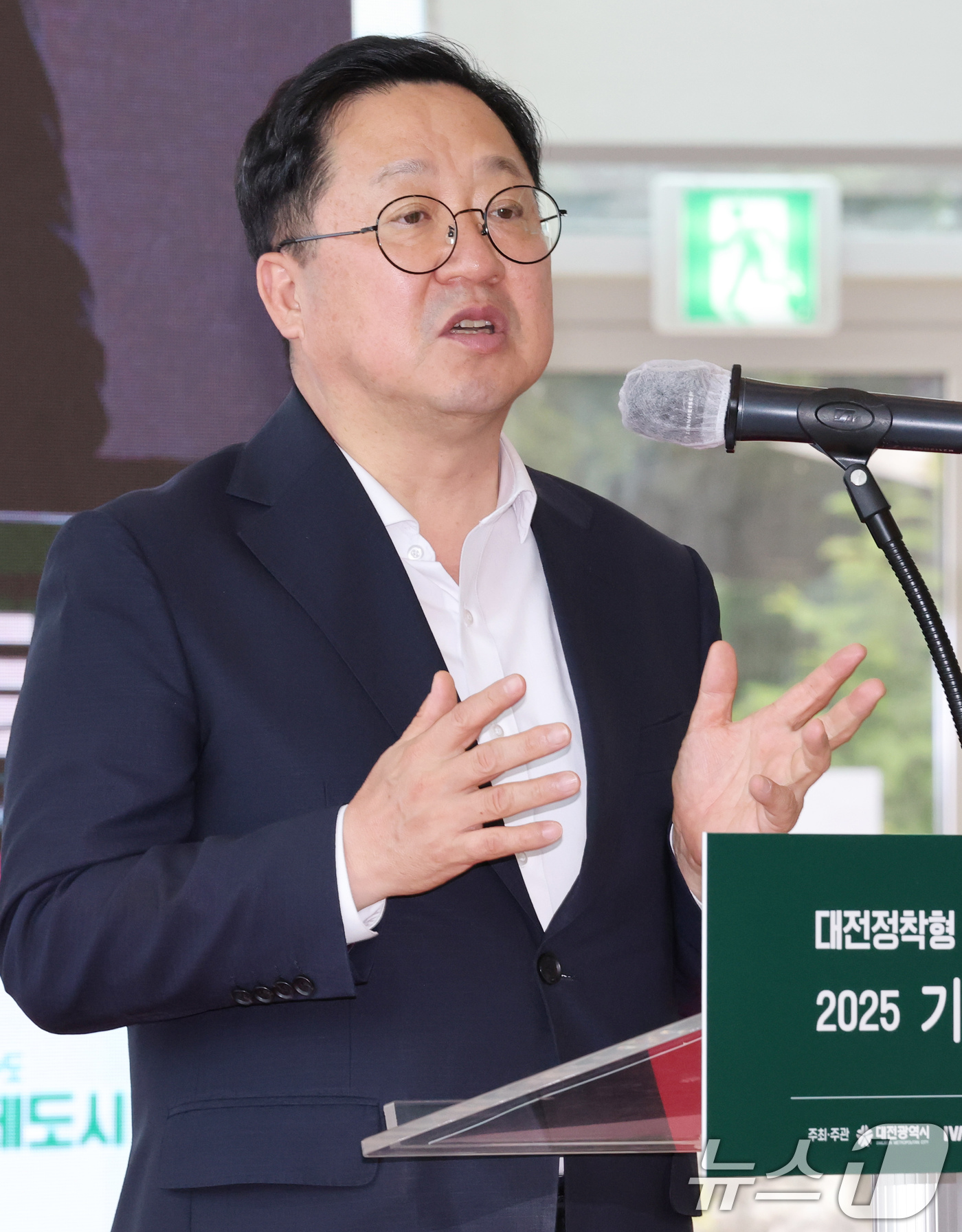 (대전=뉴스1) 김기태 기자 = 이장우 대전시장이 1일 대전 대덕구 한남대 캠퍼스혁신파크에서 열린 청년과 지역 우수기업 간 일자리 매칭 '잡(JOB)담(談)'에서 인사말을 하고 있 …