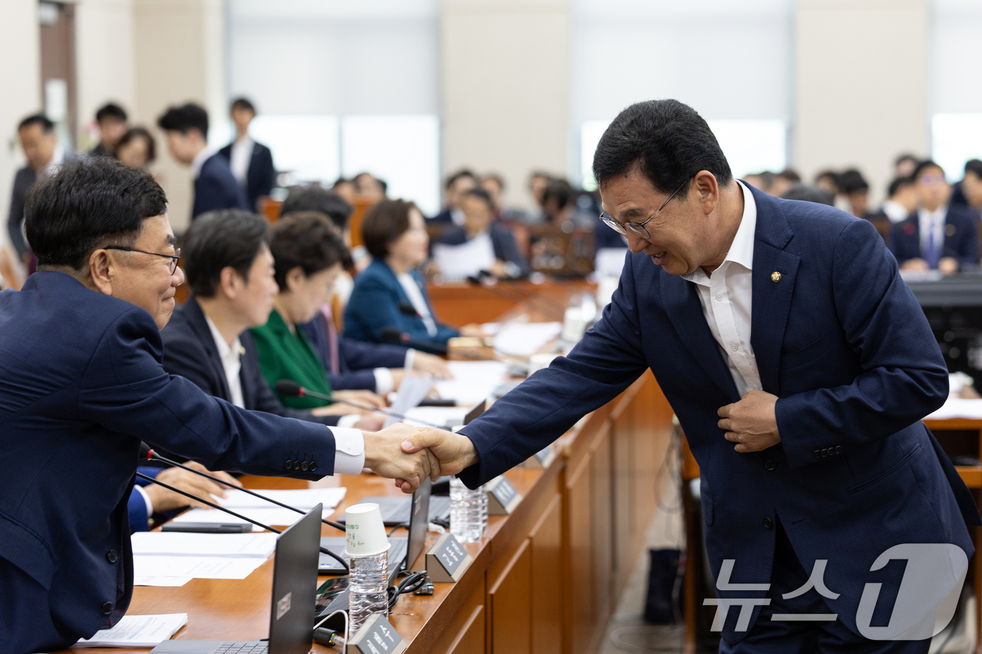 (서울=뉴스1) 이승배 기자 = 신정훈 국회 행정안전위원장이 1일 서울 여의도 국회에서 열린 국회 행정안전위원회 전체회의에서 서범수 국민의힘 간사와 인사 나누고 있다. 2025.7 …