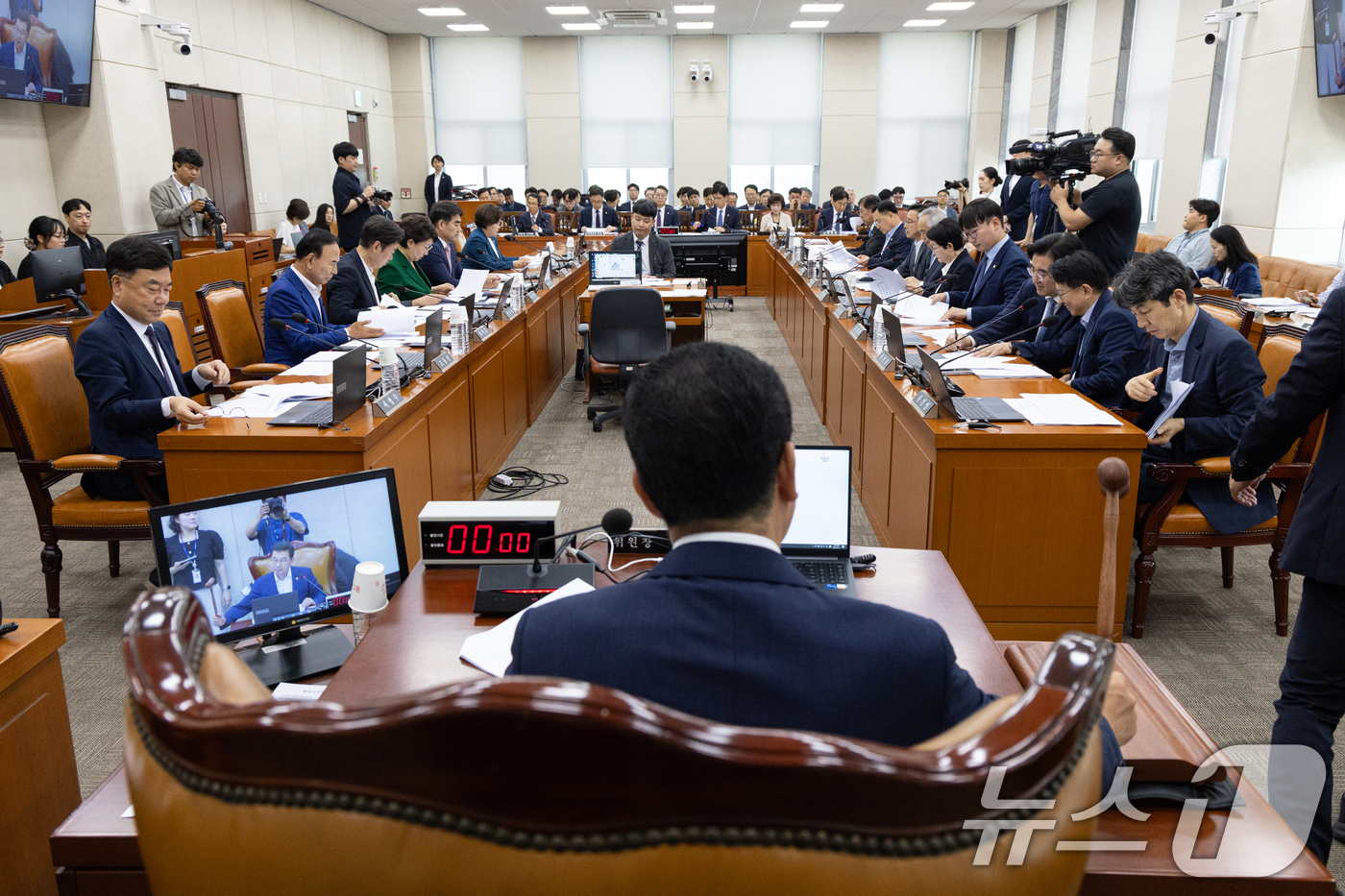 (서울=뉴스1) 이승배 기자 = 신정훈 국회 행정안전위원장이 1일 서울 여의도 국회에서 열린 국회 행정안전위원회 전체회의에서 의사봉을 두드리고 있다. 2025.7.1/뉴스1