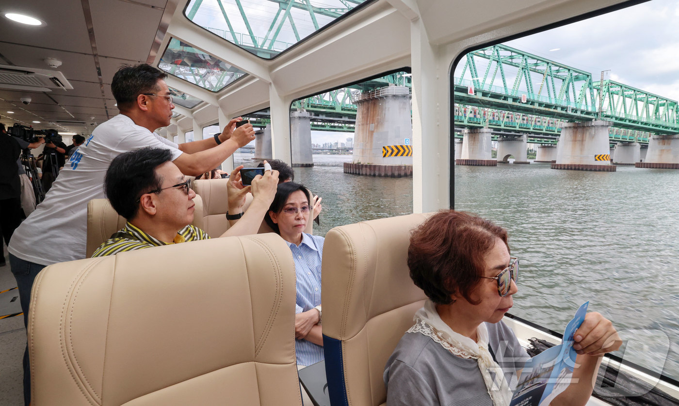 (서울=뉴스1) 박지혜 기자 = 한강버스가 정식 취항을 앞두고 시범운항에 나선 1일 시민들이 기념사진을 찍으며 즐거운 시간을 보내고 있다.시민 체험 탑승은 매주 화·목·토요일에 운 …