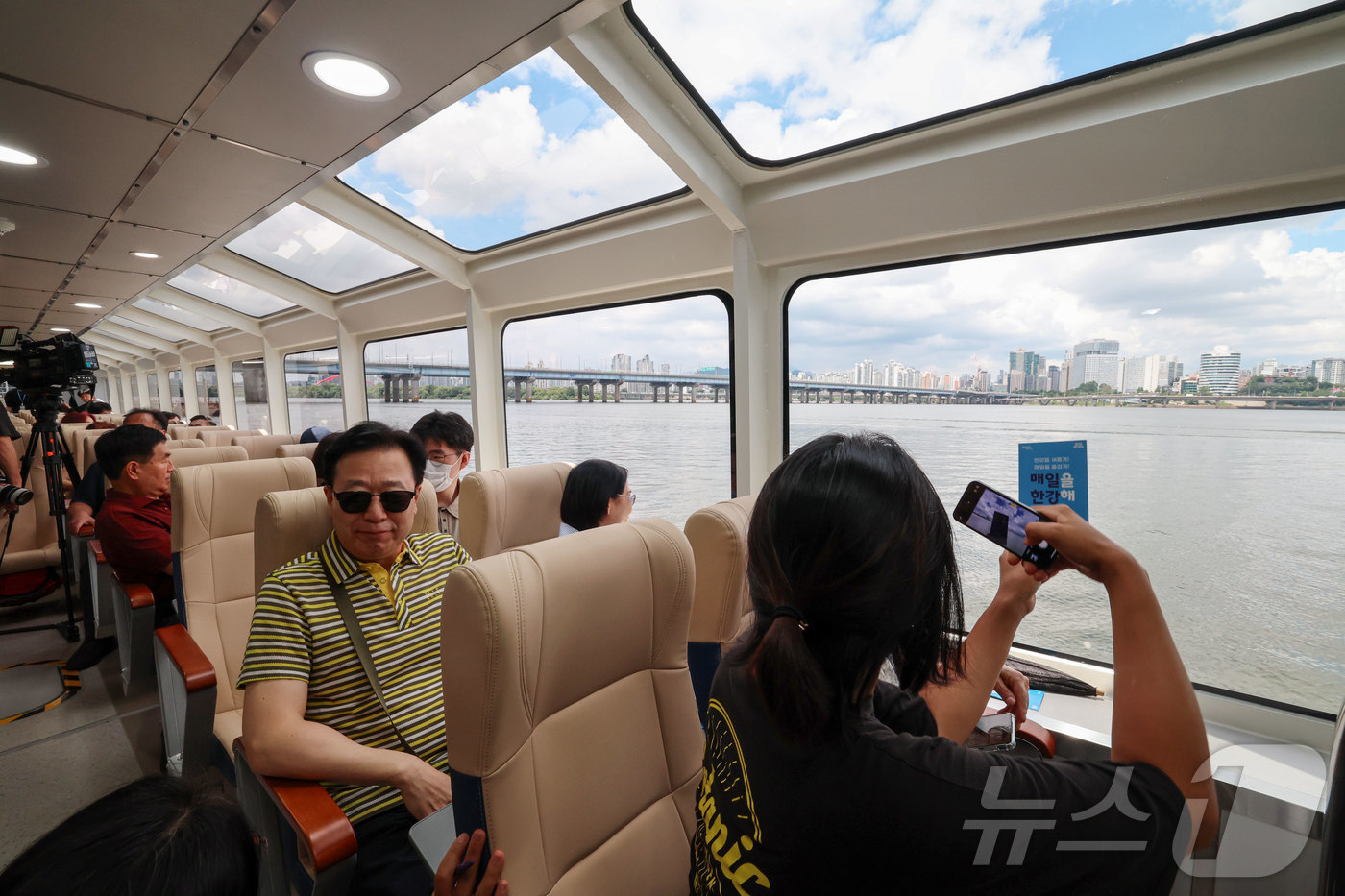 (서울=뉴스1) 박지혜 기자 = 한강버스가 정식 취항을 앞두고 시범운항에 나선 1일 시민들이 기념사진을 찍으며 즐거운 시간을 보내고 있다.시민 체험 탑승은 매주 화·목·토요일에 운 …