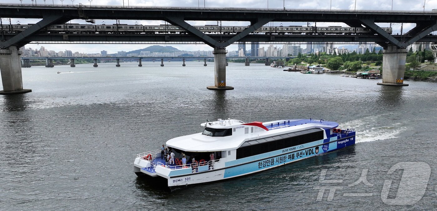 본문 이미지 -  한강버스 시민체험단과 취재진을 태운 한강버스가 서울 광진구 뚝섬 선착장을 떠나 송파구 잠실 선착장으로 이동하고 있다. &#40;공동취재&#41; 2025.7.1/뉴스1 ⓒ News1 박지혜 기자
