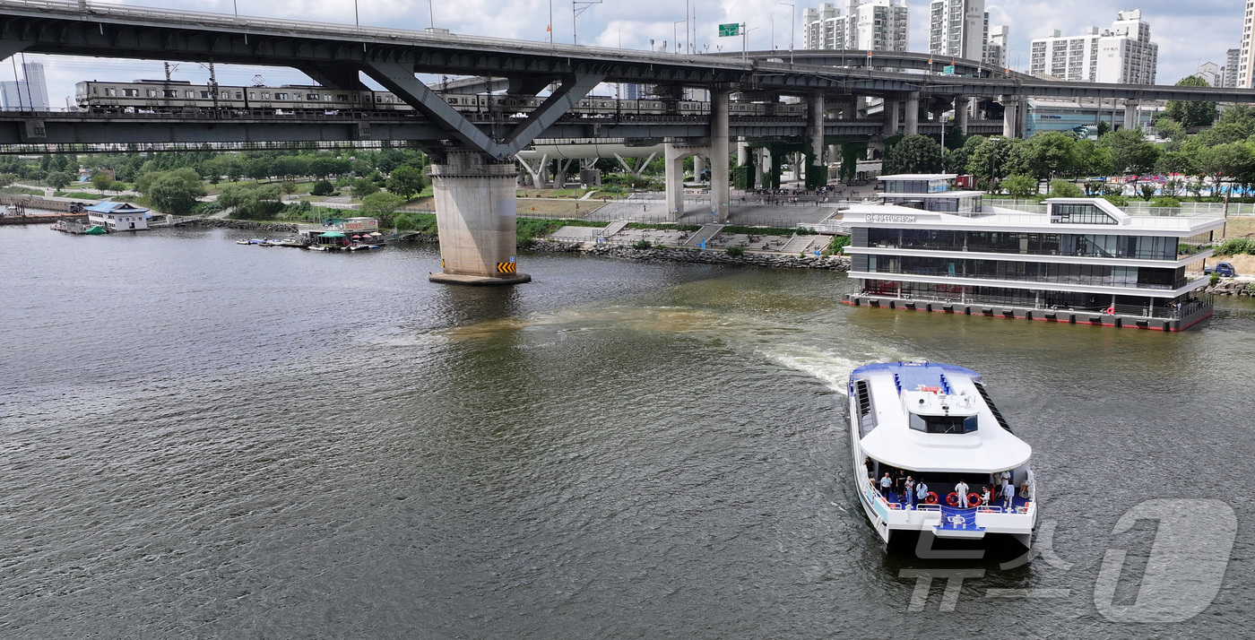 (서울=뉴스1) 박지혜 기자 = 1일 오후 한강버스 시민체험단과 취재진을 태운 한강버스가 서울 광진구 뚝섬 선착장을 떠나 송파구 잠실 선착장으로 이동하고 있다. (공동취재) 202 …