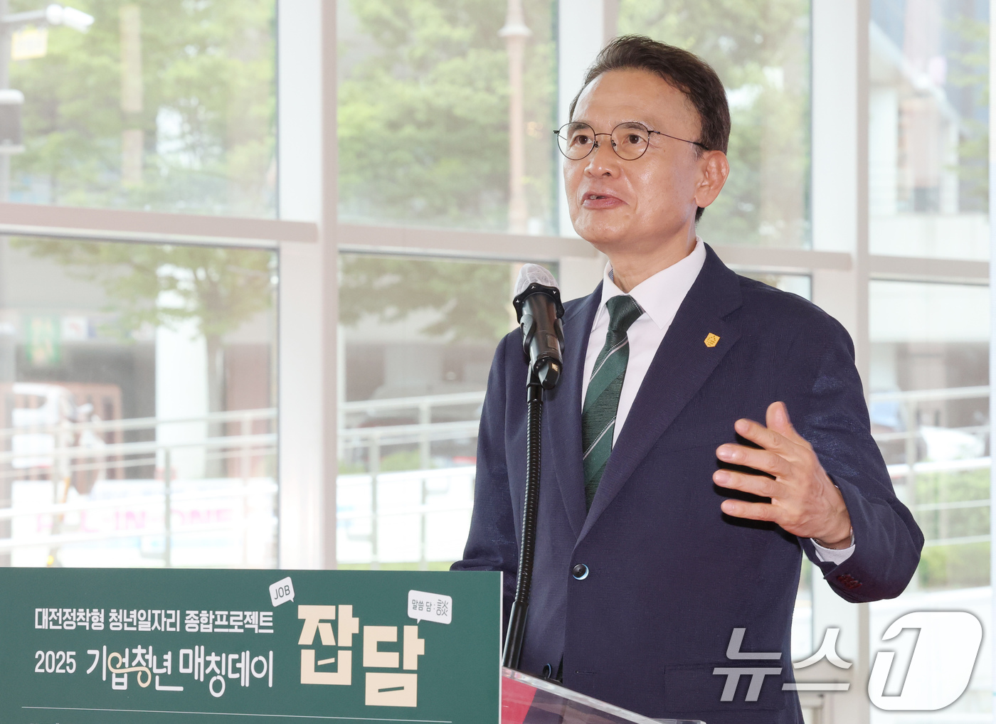 (대전=뉴스1) 김기태 기자 = 이승철 한남대 총장이 1일 대전 대덕구 한남대 캠퍼스혁신파크에서 열린 청년과 지역 우수기업 간 일자리 매칭 '잡(JOB)담(談)'에서 인사말을 하고 …