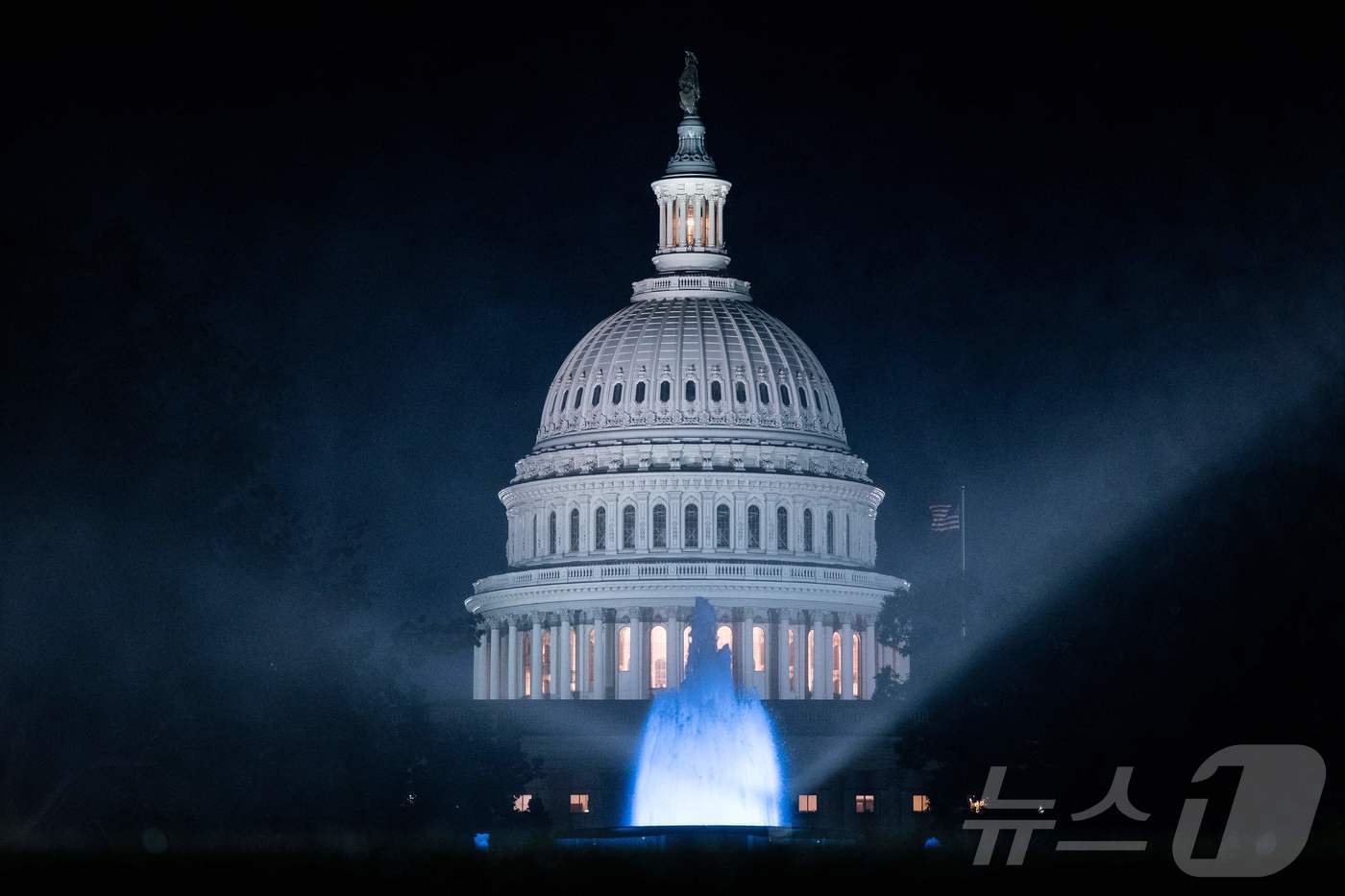 본문 이미지 - 1일&#40;현지시간&#41; 새벽 미국 수도 워싱턴 DC에 위치한 의회 의사당이 환하게 불이 켜져 있다. 2025.7.1 ⓒ AFP=뉴스1 ⓒ News1 신기림 기자