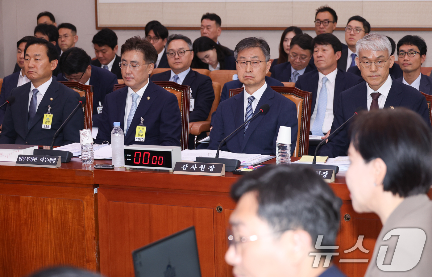 (서울=뉴스1) 안은나 기자 = 이두희 국방부 장관 직무대행(왼쪽부터), 이진수 법무부 장관 직무대행, 최재해 감사원장, 천대엽 법원행정처장이 1일 서울 여의도 국회에서 열린 제4 …