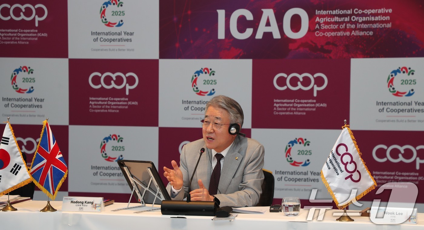 (서울=뉴스1) = 농협중앙회 강호동 회장이 6월 30일(현지시간) 영국 맨체스터에서 열린 국제협동조합농업기구(ICAO)의 집행위원회 및 정기총회를 주재하고 있다. (농협 제공. …