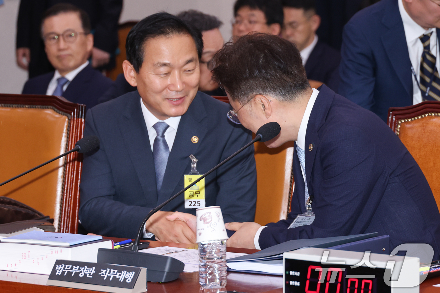 (서울=뉴스1) 안은나 기자 = 이두희 국방부 장관 직무대행(오른쪽), 이진수 법무부 장관 직무대행이 1일 서울 여의도 국회에서 열린 제426회국회(임시회) 법제사법위원회 제1차 …