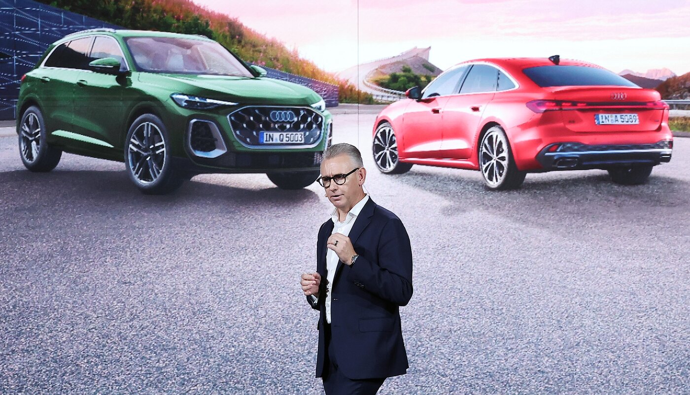 본문 이미지 - 스티브 클로티 아우디 코리아 사장이 1일 서울 영등포구 여의도 콘래드 서울 호텔 그랜드볼룸에서 열린 미디어 공개 행사에서 신형 중형 세단 '더 뉴 아우디 A5'와 신형 스포츠유틸리티차(SUV) '더 뉴 아우디 Q5'를 소개하고 있다. 2025.7.1/뉴스1 김진환 기자