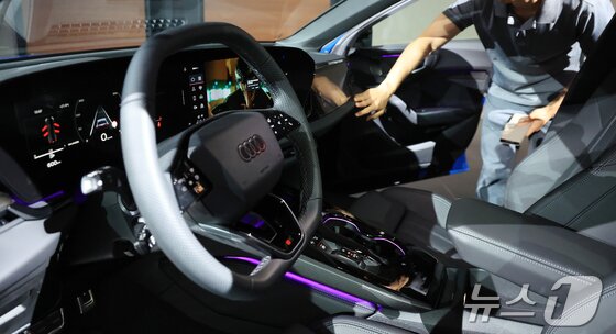 본문 이미지 - 1일 서울 영등포구 여의도 콘래드 서울 호텔 그랜드볼룸에서 열린 아우디 신차 공개 행사에서 신형 중형 세단 '더 뉴 아우디 A5'가 공개되고 있다. 2025.7.1/뉴스1 김진환 기자