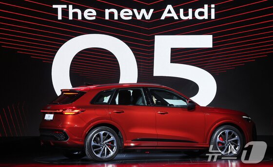 본문 이미지 - 1일 서울 영등포구 여의도 콘래드 서울 호텔 그랜드볼룸에서 열린 아우디 신차 공개 행사에서 신형 스포츠유틸리티차(SUV) '더 뉴 아우디 Q5'가 공개되고 있다. 2025.7.1/뉴스1 김진환 기자