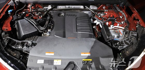 본문 이미지 - 1일 서울 영등포구 여의도 콘래드 서울 호텔 그랜드볼룸에서 열린 아우디 신차 공개 행사에서 신형 스포츠유틸리티차(SUV) '더 뉴 아우디 Q5'가 공개되고 있다. 2025.7.1/뉴스1 김진환 기자