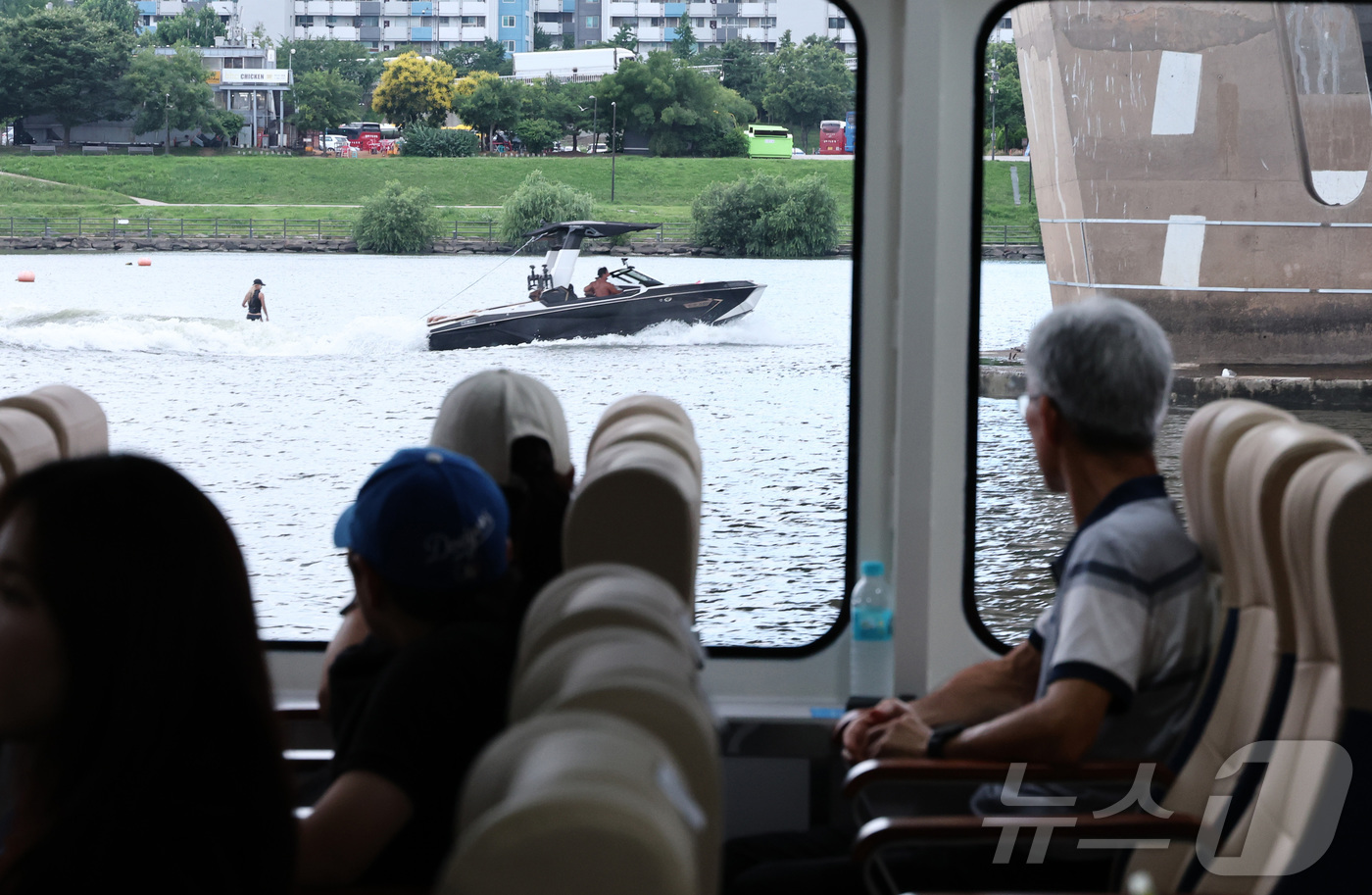 (서울=뉴스1) 박지혜 기자 = 한강버스가 체험 운항을 시작한 1일 서울 영등포구 여의도 일대에서 시민체험단이 한강을 바라보고 있다. (공동취재) 2025.7.1/뉴스1