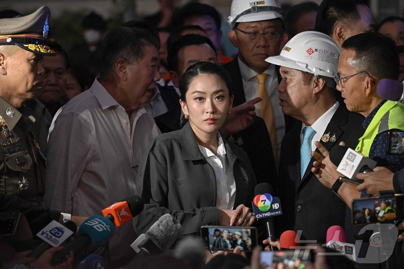 (방콕 AFP=뉴스1) 강민경 기자 = 패통탄 친나왓 태국 총리가 지난 3월 28일 지진으로 무너진 방콕의 건물을 찾아 기자들의 질문에 답변하고 있다. 그는 7월 1일 헌재의 결정 …