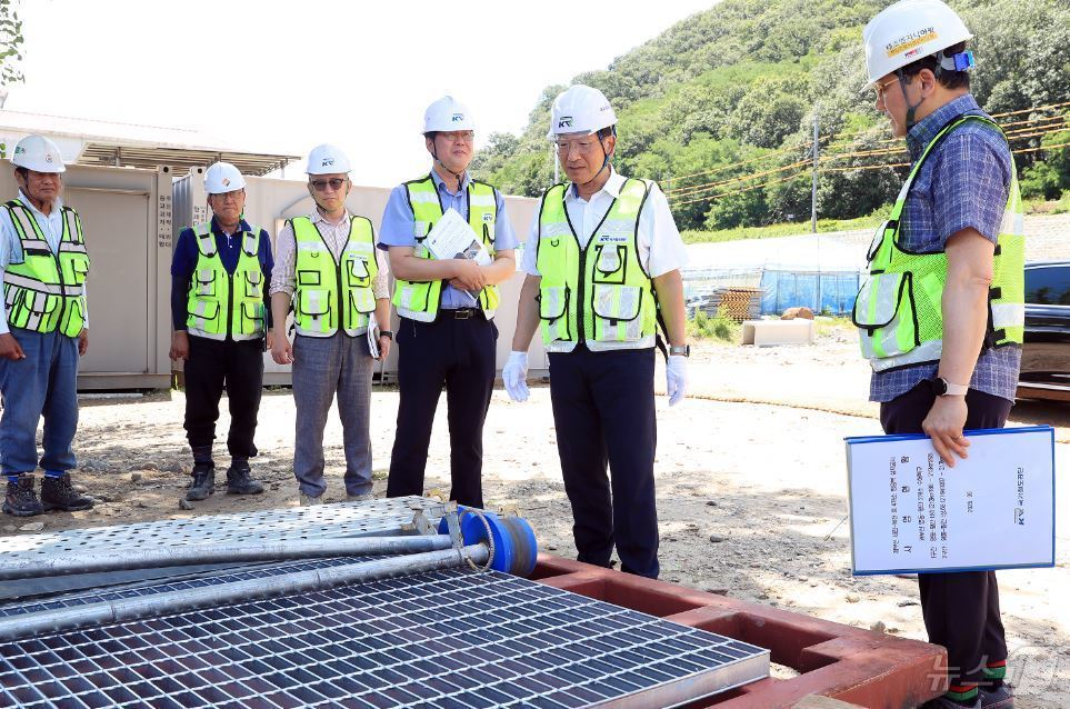 (대전=뉴스1) 이동원 기자 = 이성해 국가철도공단 이사장은 1일 경부선 영동-황간 구간 수해복구 공사 현장을 방문해 진행 상황을 확인하고 우기 대비 필요한 보완 사항을 사전에 파 …