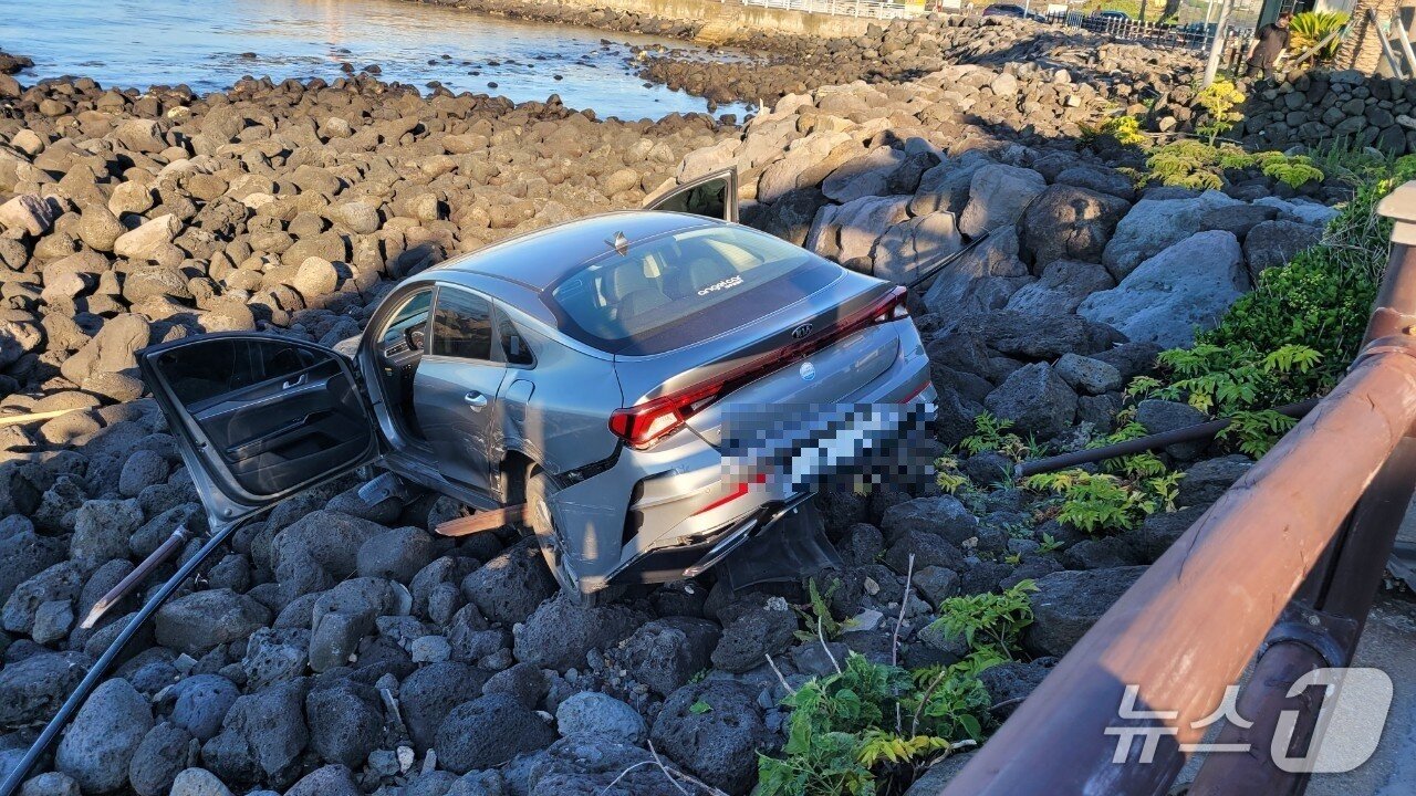 본문 이미지 - 6월30일 제주시 용담3동에서 사고를 피하려던 승용차가 추락한 모습.(제주도소방안전본부 제공. 재판매 및 DB 금지)