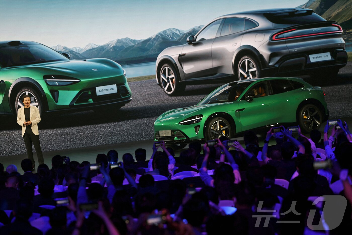 본문 이미지 - 샤오미 창립자이자 최고경영자&#40;CEO&#41;인 레이쥔이 2025년 5월 22일 중국 베이징에서 열린 신차 출시 행사에서 자사의 전기 SUV ‘YU7’을 소개하고 있다.2025.05.22. ⓒ 로이터=뉴스1 ⓒ News1 권영미 기자