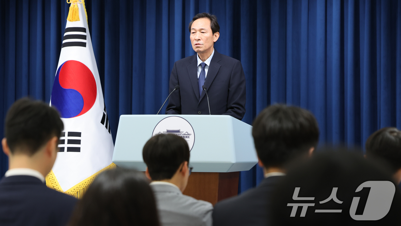 (서울=뉴스1) 허경 기자 = 우상호 정무수석이 1일 서울 용산구 대통령실 청사에서 야5당 회동 관련 브리핑을 하고 있다. 2025.7.1/뉴스1