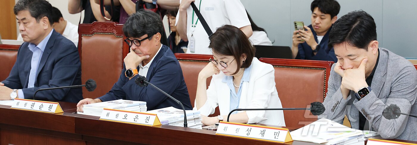 본문 이미지 - 1일 세종시 정부세종청사 고용노동부에서 열린 최저임금위원회 제8차 전원회의에 참석한 공익위원들과 이인재 위원장(왼쪽)이 노사 위원들의 발언을 듣고 있다. 2025.7.1/뉴스1 ⓒ News1 김기남 기자