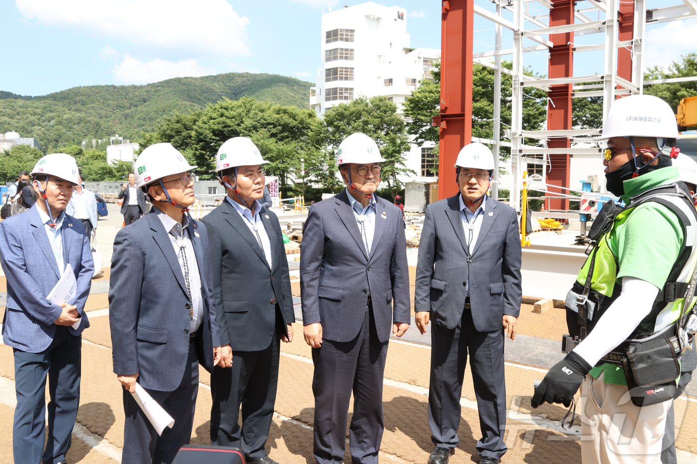 (안동=뉴스1) 김대벽기자 = 우원식 국회의장이 1일 2025년 아시아태평양경제협력체(APEC) 정상회의 개최지인 경주를 찾아 준비 상황을 점검하고 주요 인프라 조성 현장을 둘러보 …