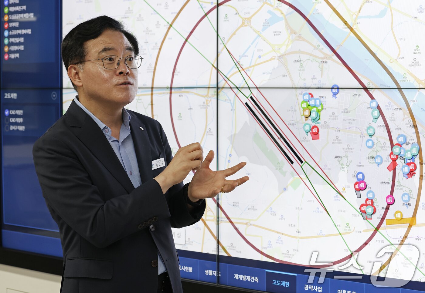본문 이미지 - 진교훈 강서구청장이 서울 강서구청에서 열린 뉴스1과의 인터뷰에서 집무실에 설치된 '스마트 강서 통합 플랫폼'을 활용해 김포공항 고도제한 이슈를 설명하고 있다. 2025.7.1/뉴스1 ⓒ News1 오대일 기자