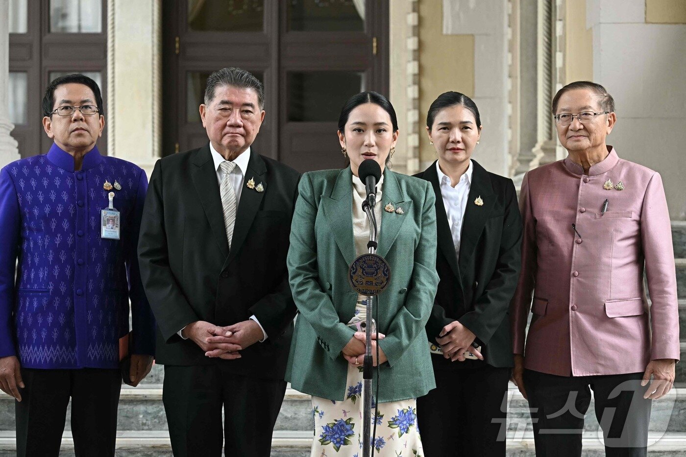 본문 이미지 - 패통탄 친나왓 태국 총리가 1일 방콕 헌법재판소 앞에서 기자회견 중 발언하고 있다. 2025.07.01 ⓒ AFP=뉴스1 ⓒ News1 최종일 선임기자