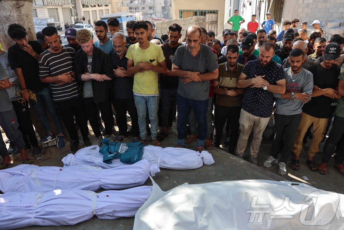 본문 이미지 - 30일(현지시간) 가자지구 알시파 병원에서 팔레스타인인들이 이스라엘 공습으로 사망한 이들을 위해 기도하고 있다. 2025.06.30 ⓒ AFP=뉴스1 ⓒ News1 이지예 객원기자