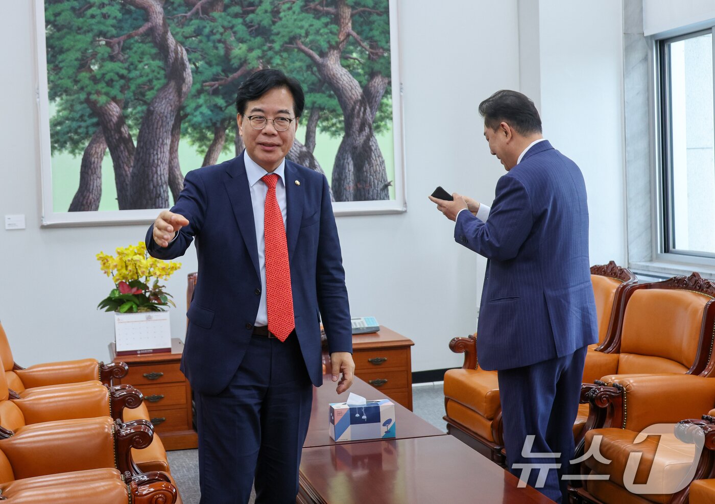 본문 이미지 - 송언석 국민의힘 비상대책위원장 겸 원내대표&#40;왼쪽&#41;가 1일 오후 서울 여의도 국회 운영위원장실에서 김병기 더불어민주당 대표 직무대행 겸 원내대표와 비공개 회동하고 있다. 2025.7.1/뉴스1 ⓒ News1 안은나 기자