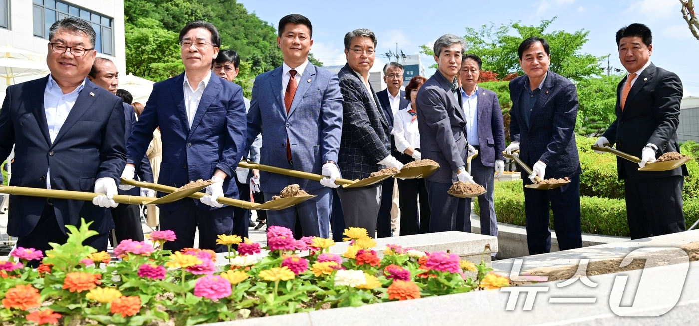 (김천=뉴스1) 정우용 기자 = 1일 열린 제9대 김천시의회 개원 3주년 기념행사에서 나영민 김천시의장이 배낙호 김천시장과 시의원들과 함께기념 식수를 하고 있다.(김천시의회 제공) …