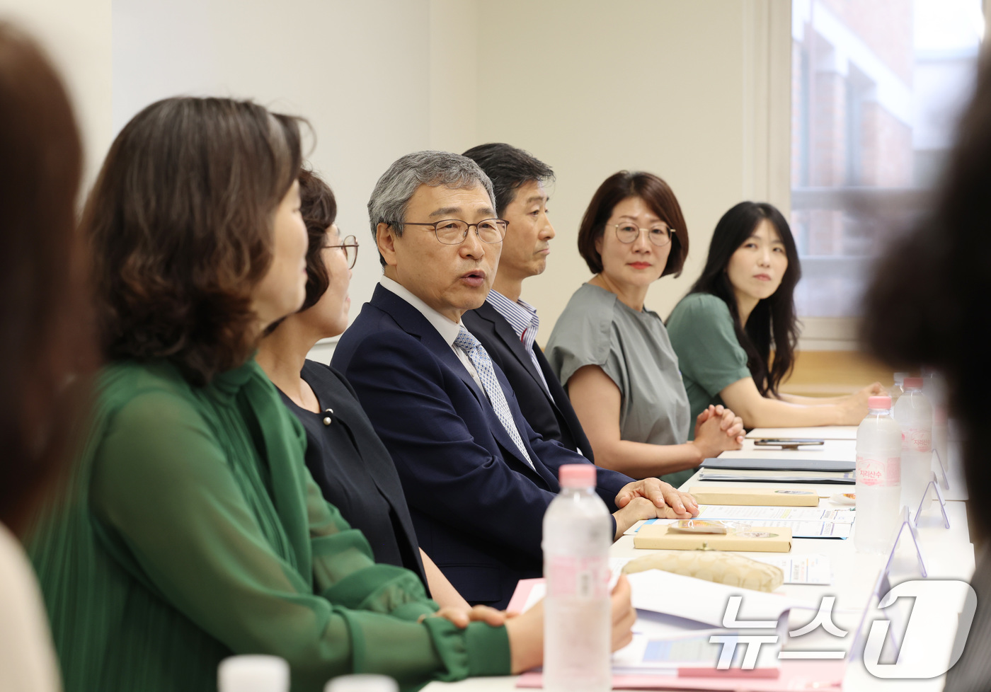 (서울=뉴스1) = 정근식 서울시교육감이 1일 서울 중랑구 신현중·고등학교를 방문해 '혁신미래학교 운영 현황 및 협력적 학교자치 문화 조성 방안'을 주제로 교육공동체와 간담회를 하 …