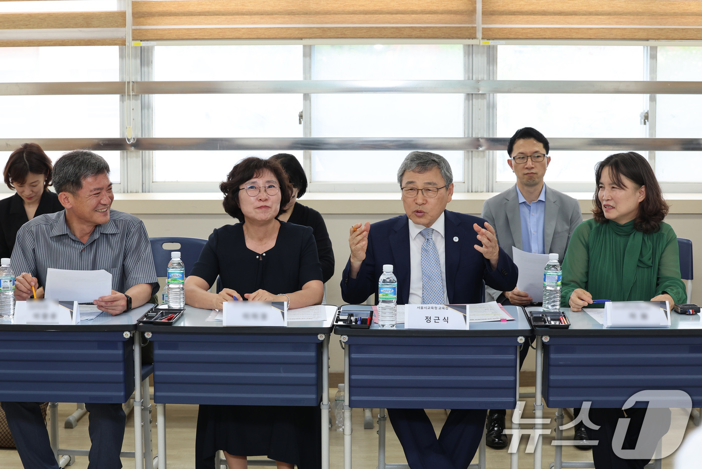 (서울=뉴스1) = 정근식 서울시교육감이 1일 서울 중랑구 신현중·고등학교를 방문해 '혁신미래학교 운영 현황 및 협력적 학교자치 문화 조성 방안'을 주제로 교육공동체와 간담회를 하 …