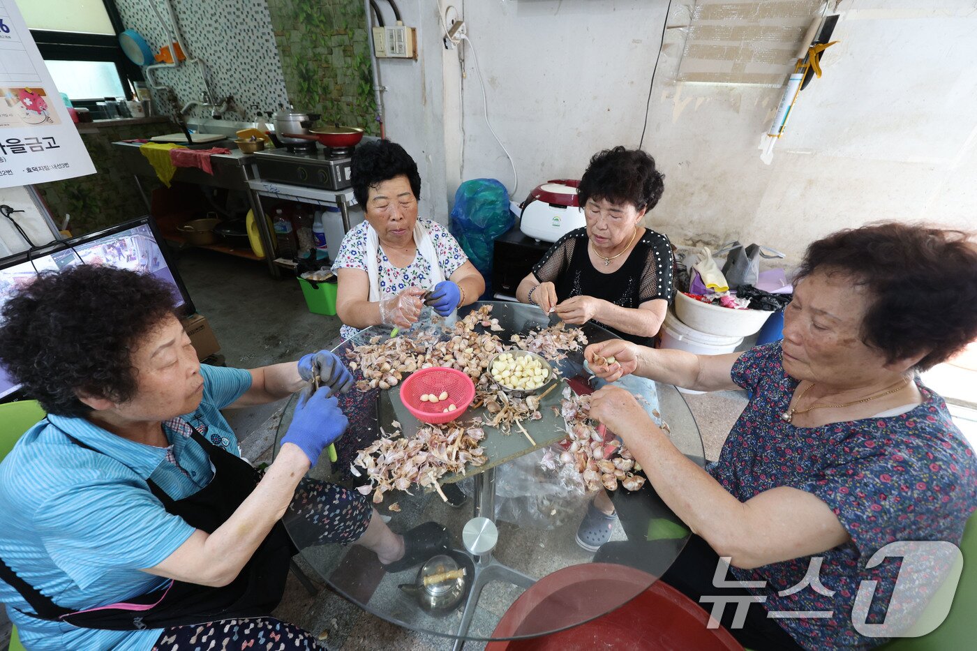 본문 이미지 - 지난 1일 광주 남구 주월동에 위치한 무등시장에서 상인들이 마늘을 다듬으며 대화하고 있다.2025.7.1/뉴스1  ⓒ News1 박지현 기자