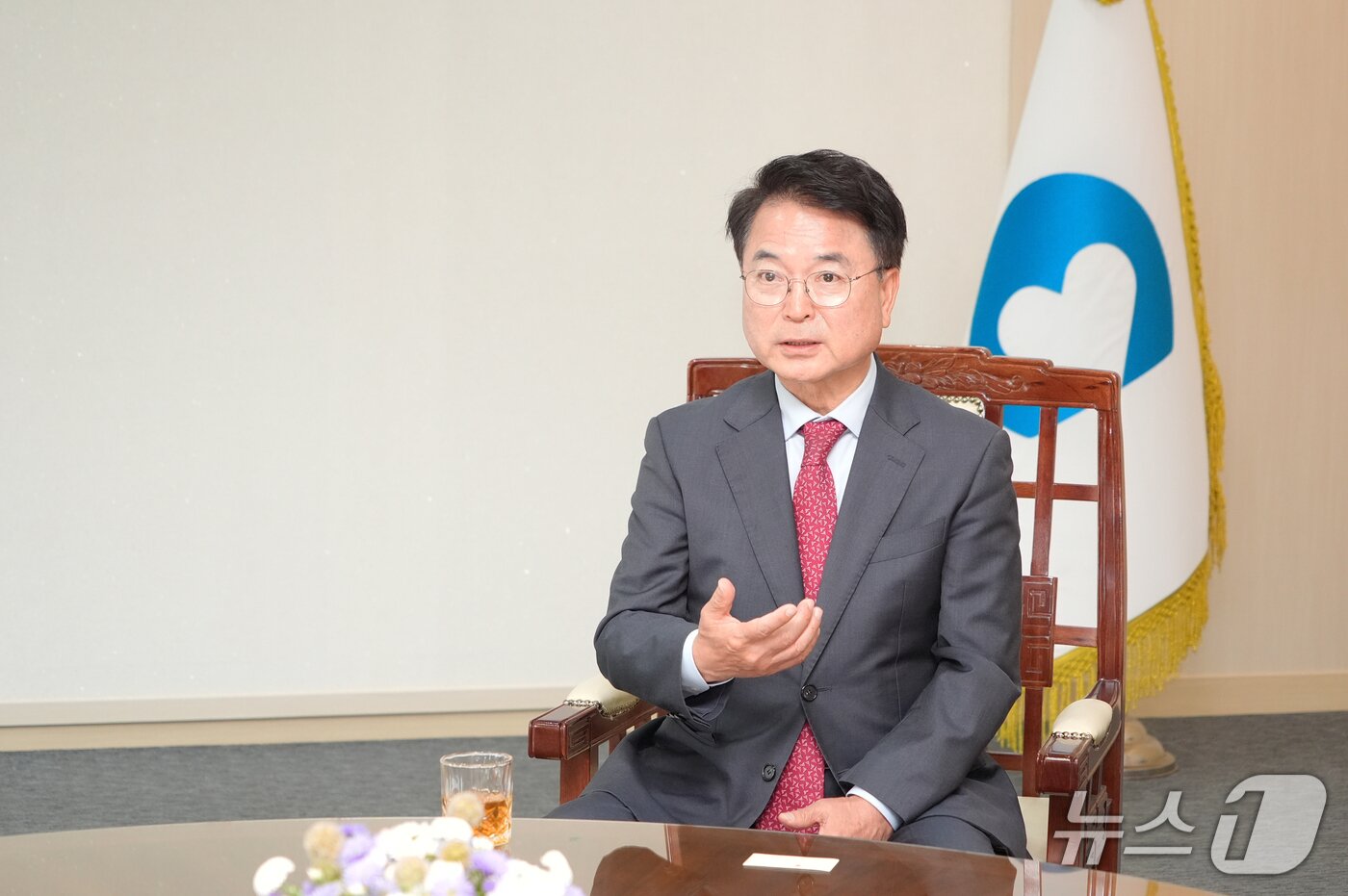 본문 이미지 - 육동한 춘천시장이 시청 접견실에서 뉴스1 기자와 민선 8기 출범 3주년을 맞아 인터뷰를 하고 있다.&#40;춘천시 제공, 재판매 및 DB금지&#41;